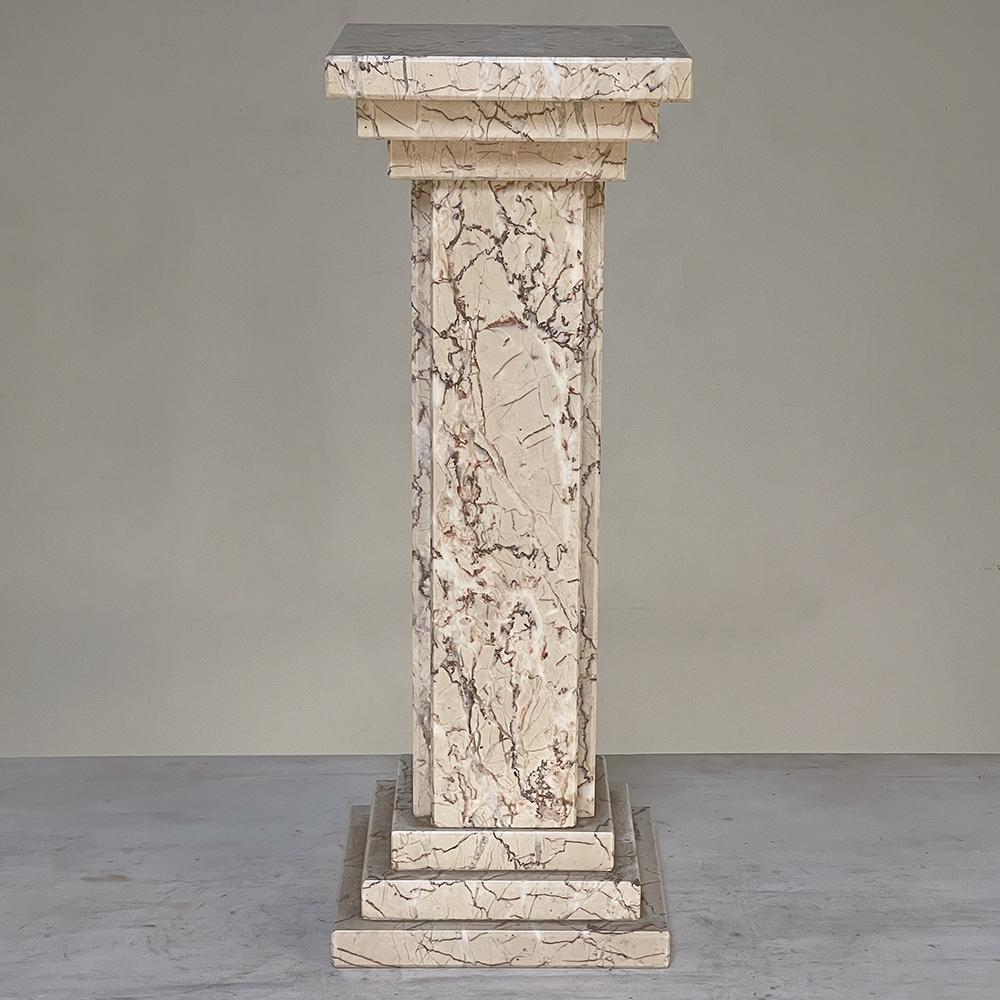 Francese Antico piccolo piedistallo neoclassico in marmo in vendita