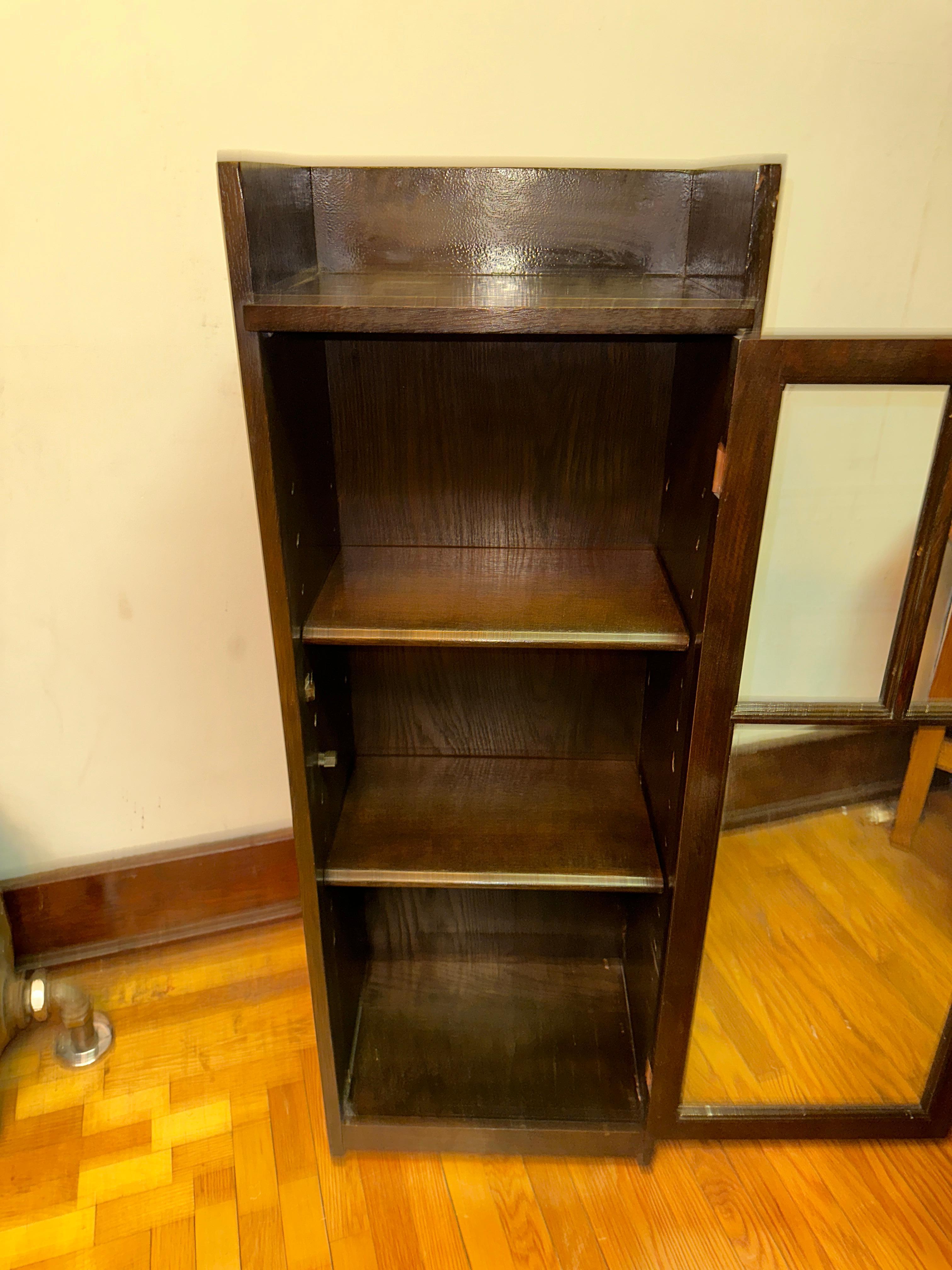 Libreria antica a un'anta di Charles Limbert - W8011
IL LOCALE A CUI VENDIAMO  SONO IN VIA DI CA e DEVO VENDERE

Si tratta di un mobile antico Charles Limbert Small a un'anta.  Ottime condizioni e nessun problema.  Sul retro è visibile il resto di
