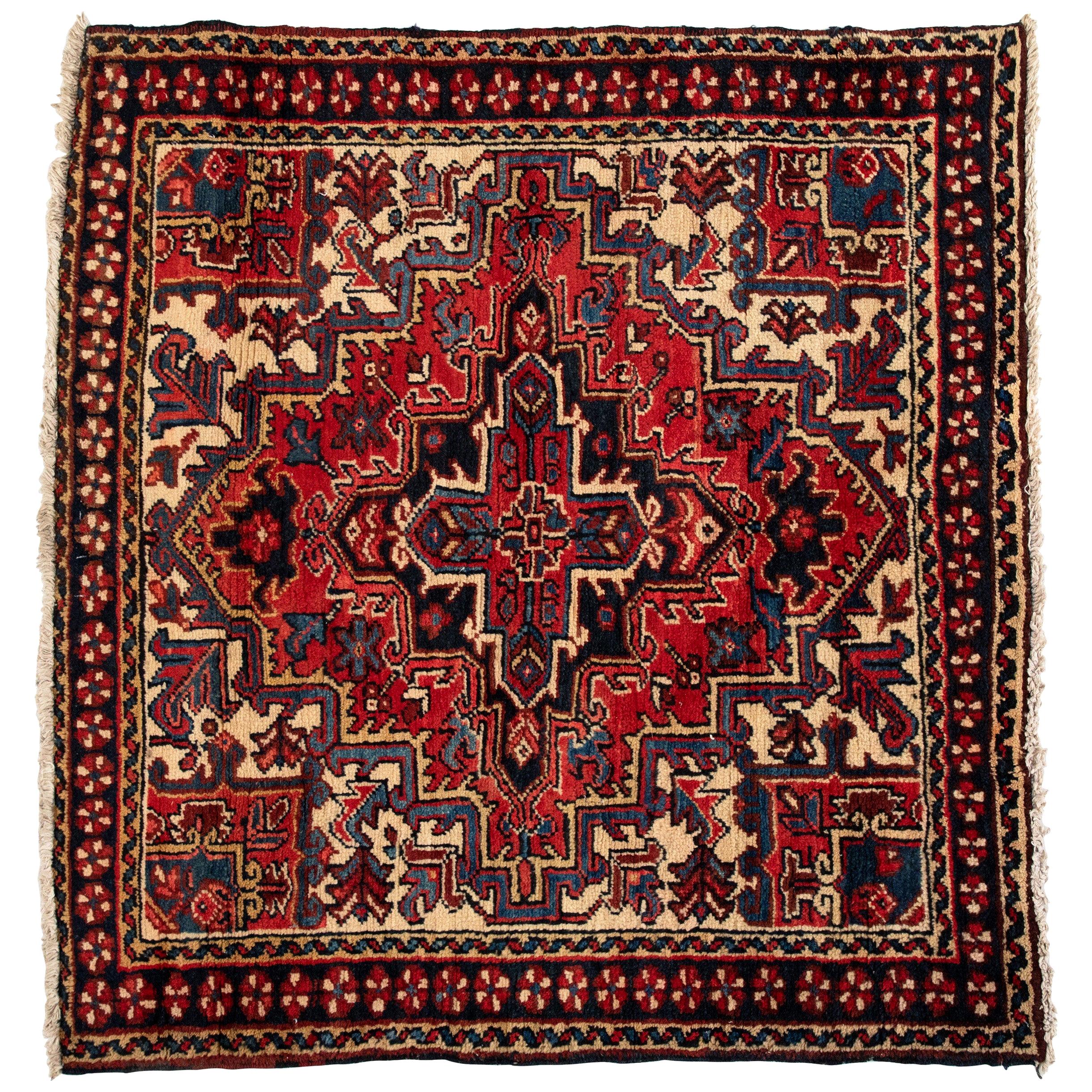 Petit tapis persan ancien carré géométrique rouge ivoire bleu marine Heriz, années 1950 en vente