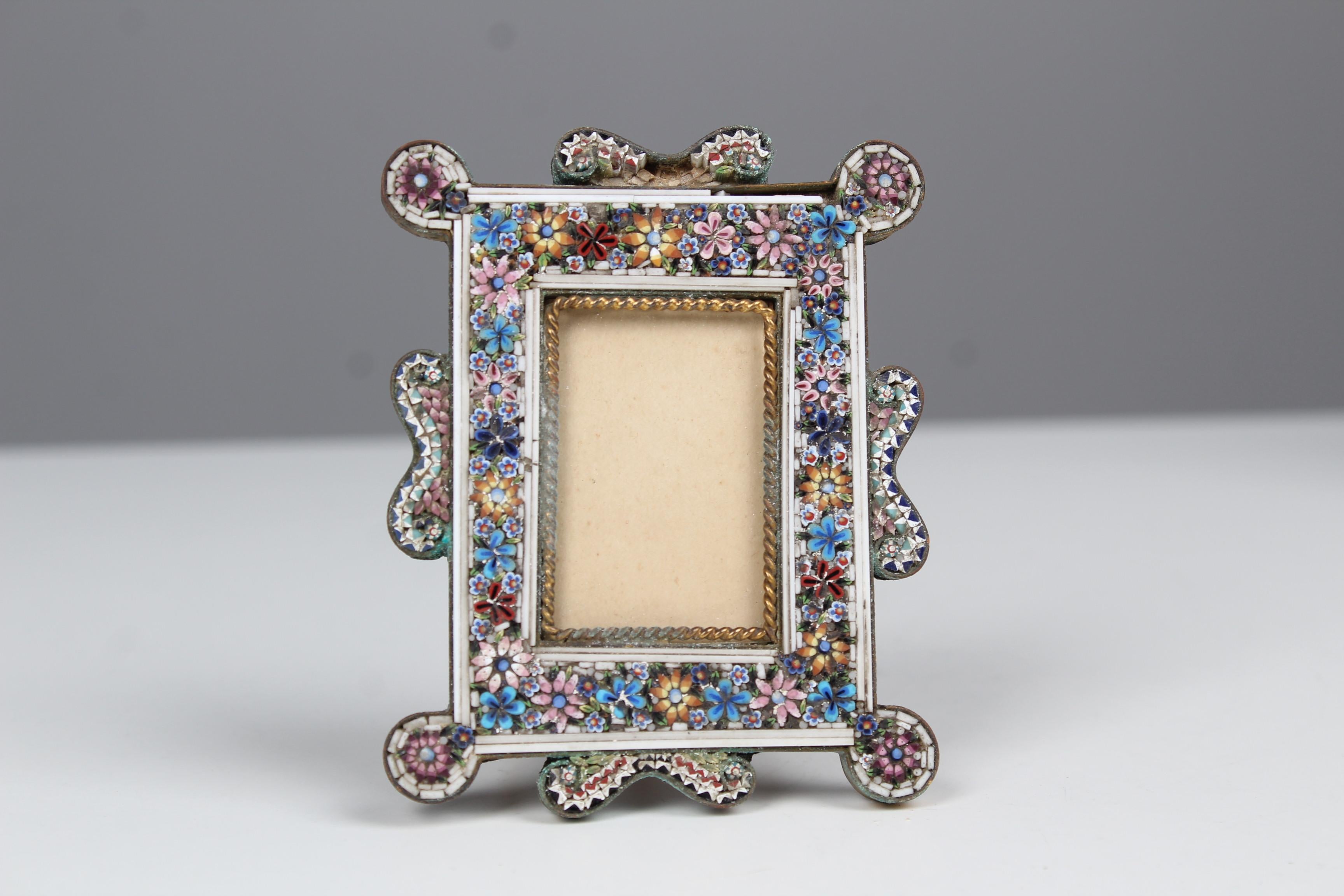 Exceptional antique picture frame from France, around 1890.
Wonderful handcrafted stone art.
Picture size: 3 x 5 cm.


