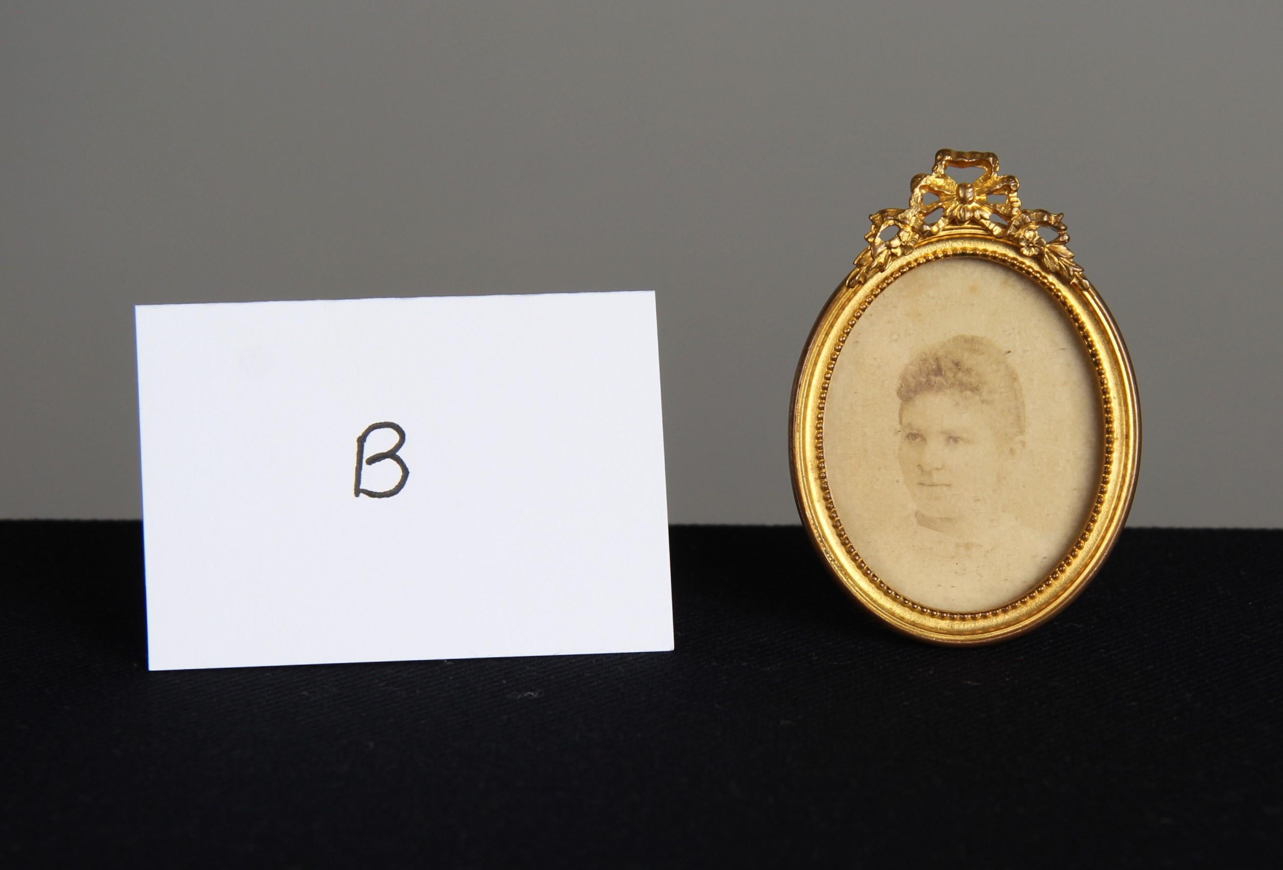 Antiker kleiner Bilderrahmen mit Schleife, viktorianisch, Frankreich, 1880er Jahre, 4 x 5 cm im Zustand „Gut“ im Angebot in Greven, DE