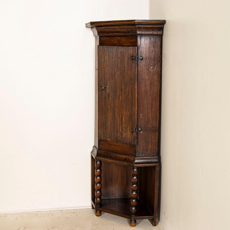 Antique Small Pine Standing Corner Cabinet with Lower Shelf from Sweden In Good Condition In Round Top, TX