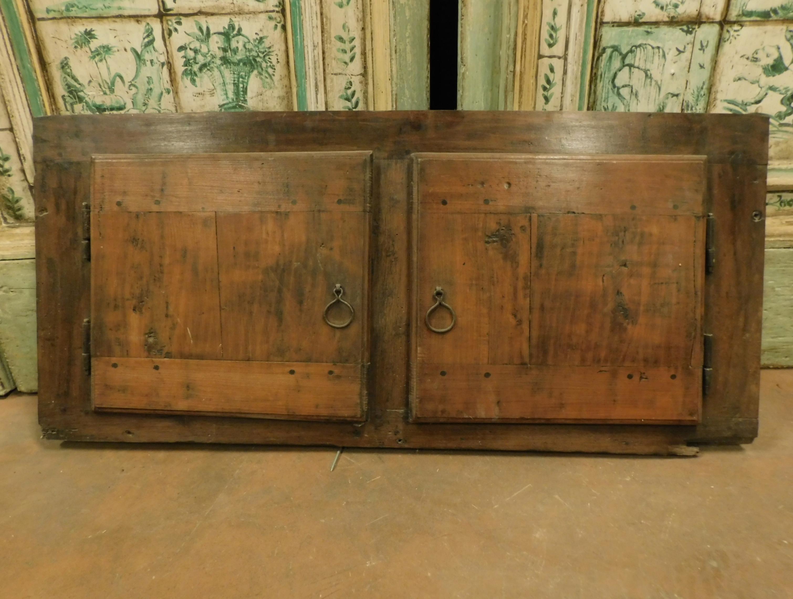 Petite armoire ancienne en peuplier avec deux portes lisses, fabriquée à la main avec des fers et des poignées d'origine, de la fin des années 1700 en provenance d'Italie.
Idéal pour réaliser un meuble dans le mur, une cuisine intégrée ou comme