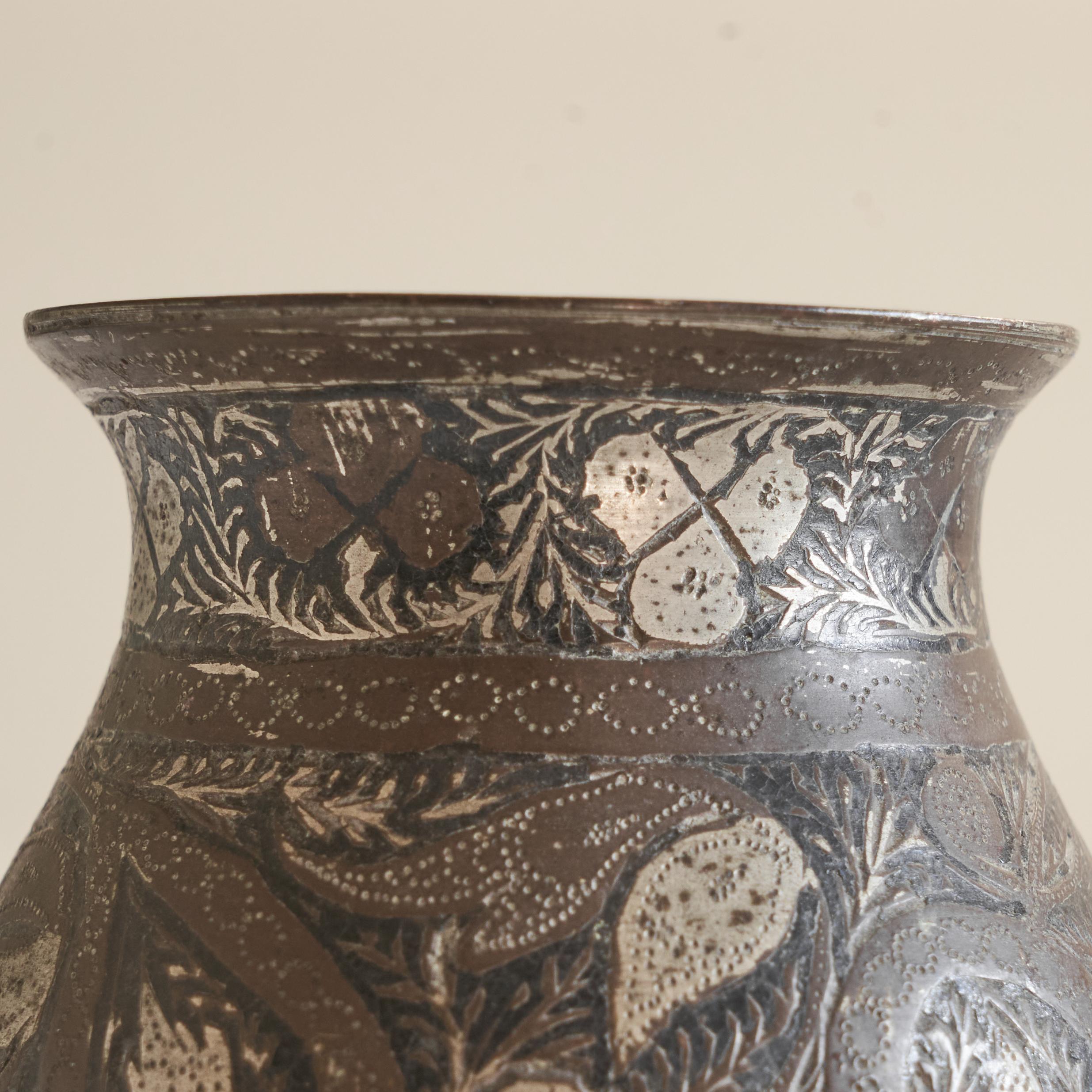 Antico piccolo vaso piriforme a forma di Bidri in vendita 2