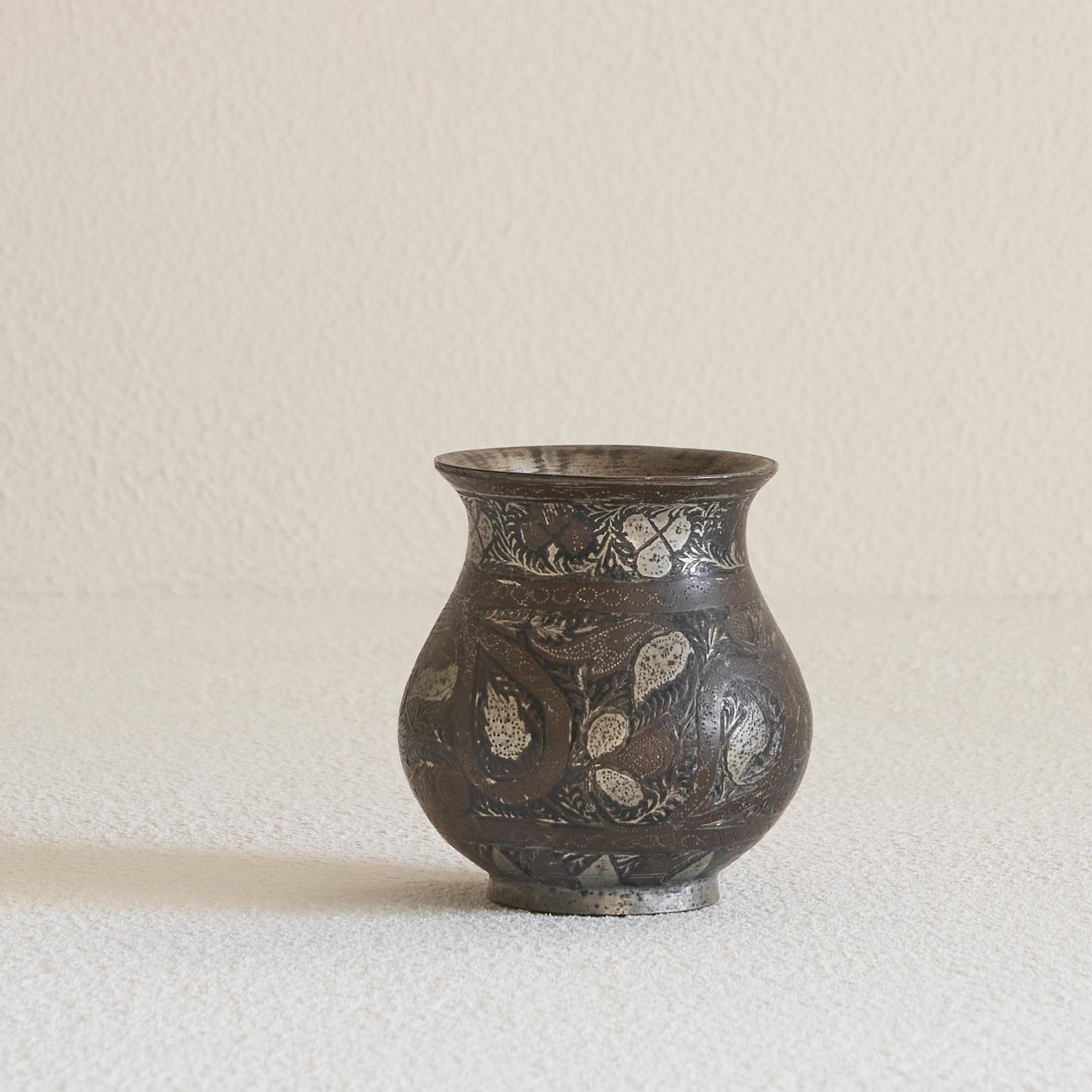 Petit vase ancien de forme piriforme 'Bidri'.

Magnifique petit vase de style 