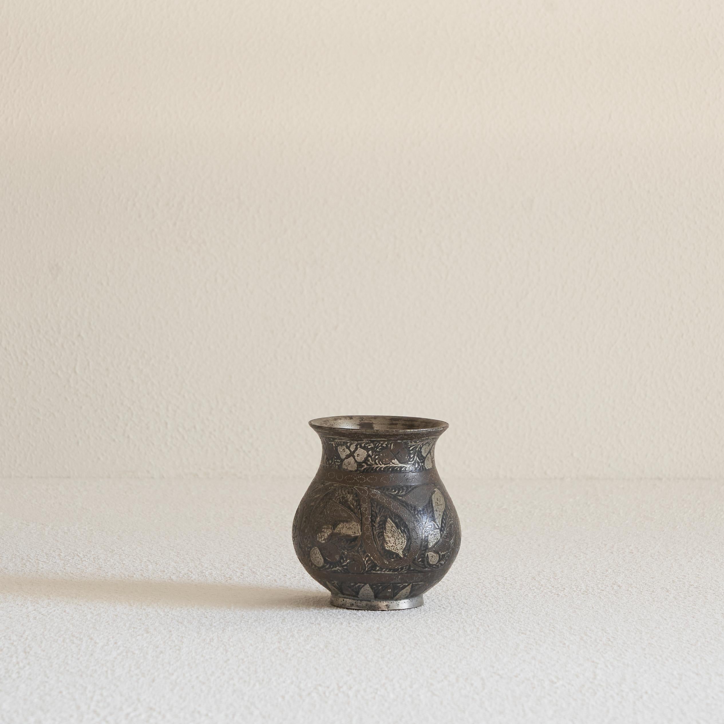 Autre Petit vase ancien en forme de pyramide « Bidri » en vente