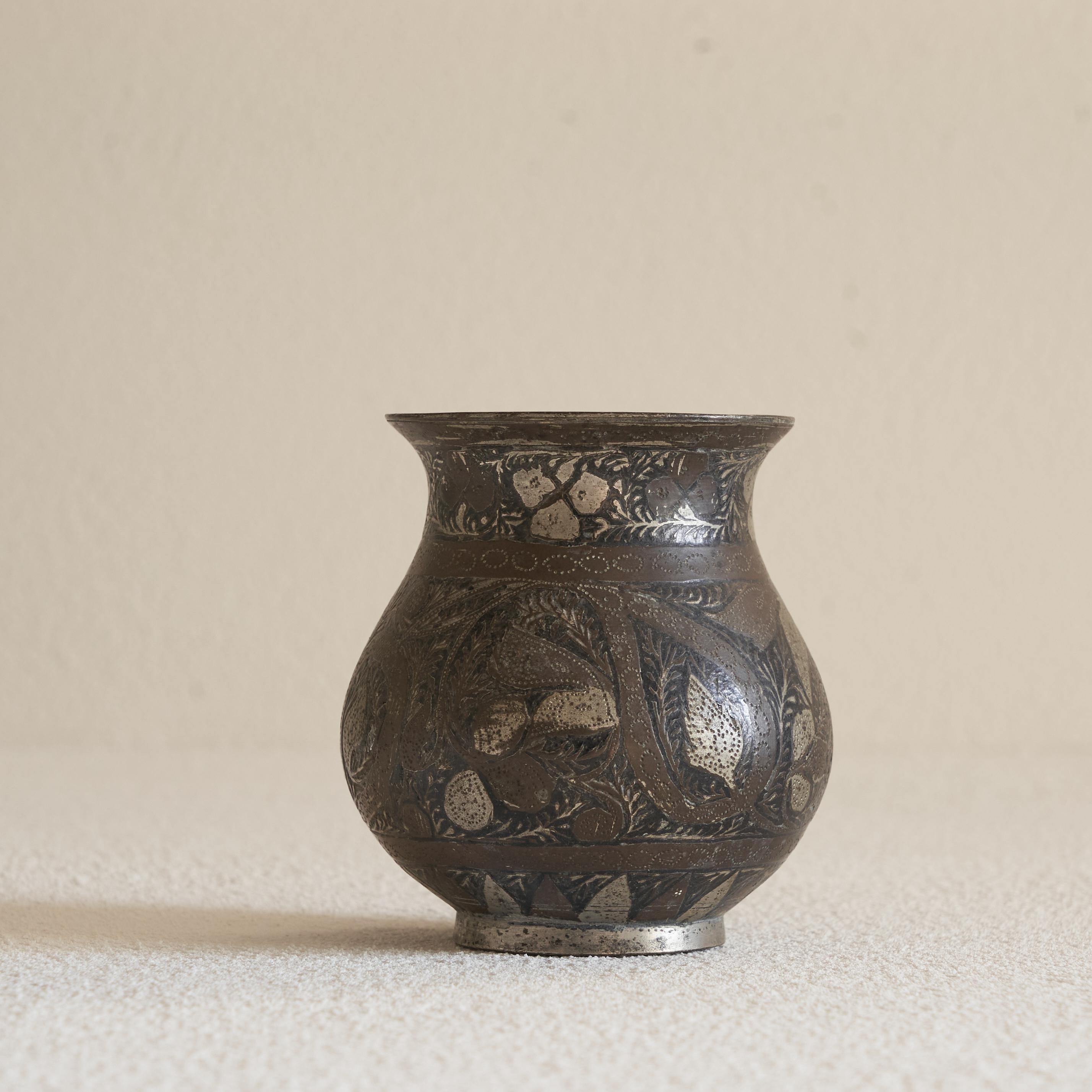 Asiatico Antico piccolo vaso piriforme a forma di Bidri in vendita