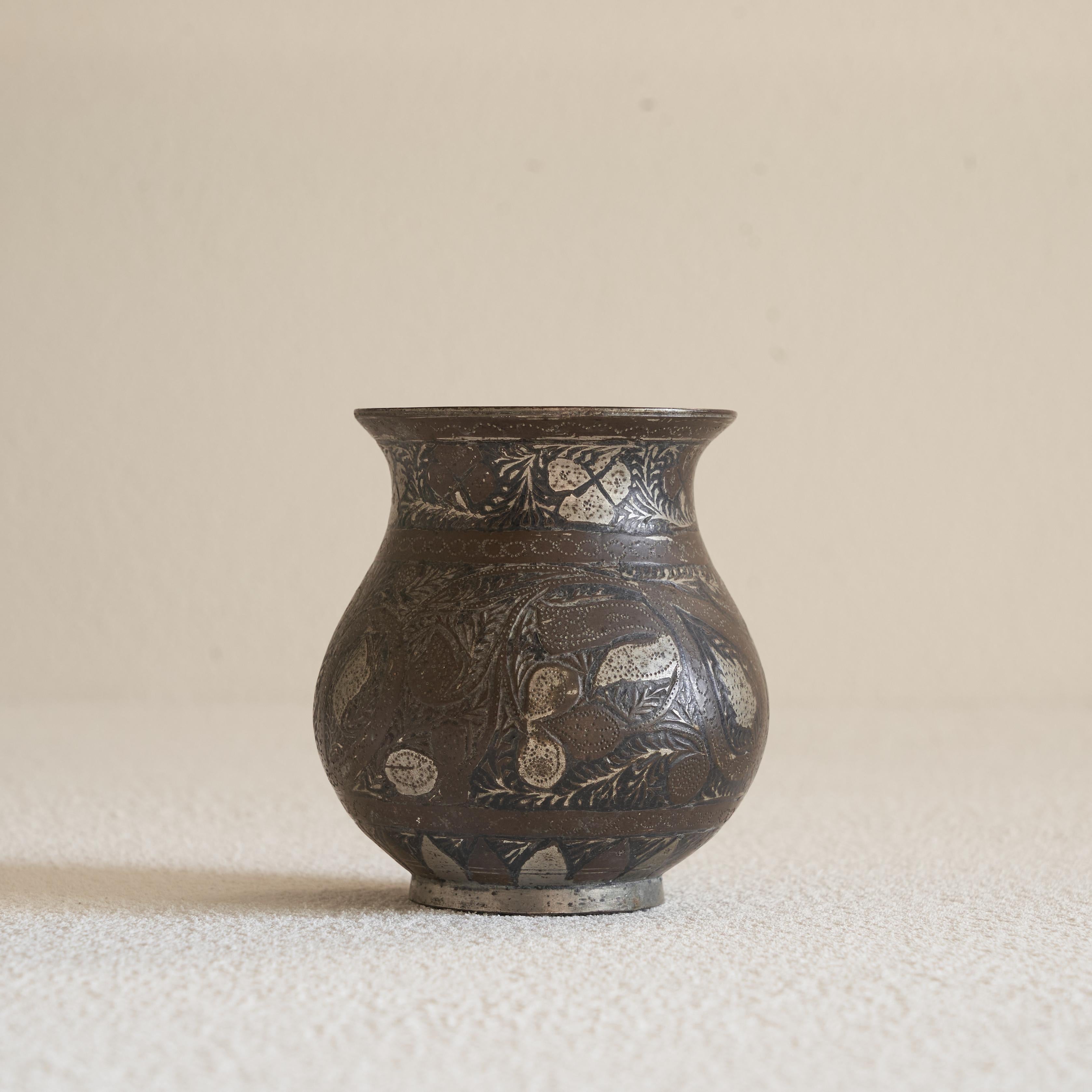 Fatto a mano Antico piccolo vaso piriforme a forma di Bidri in vendita