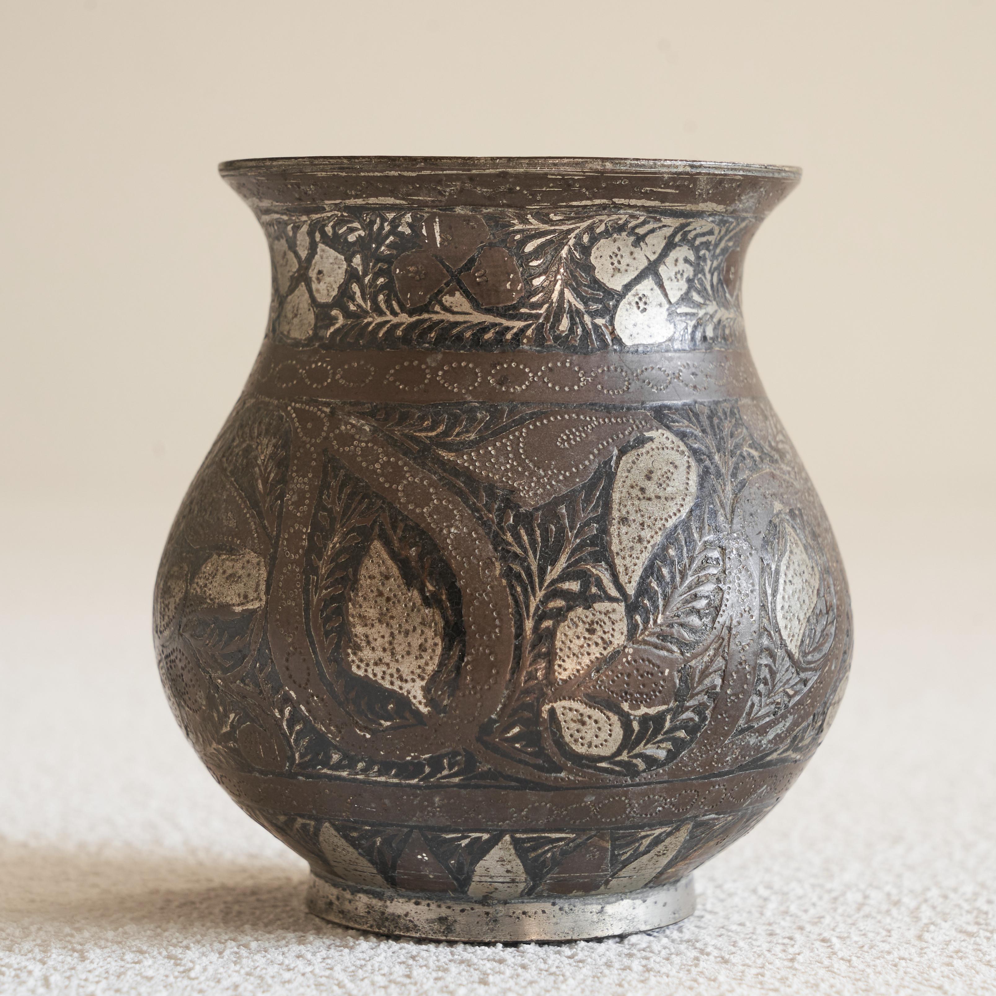 XX secolo Antico piccolo vaso piriforme a forma di Bidri in vendita