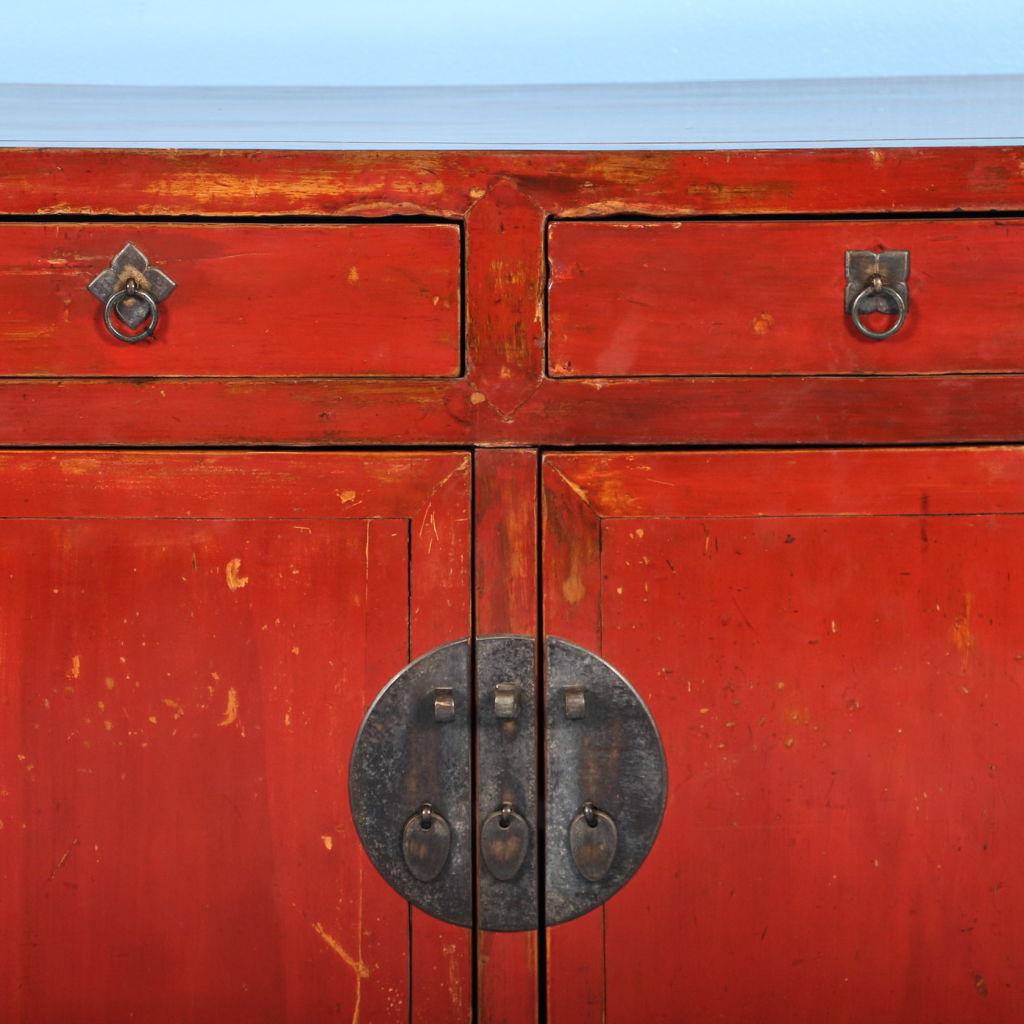 Antikes kleines rot lackiertes chinesisches Sideboard (19. Jahrhundert)