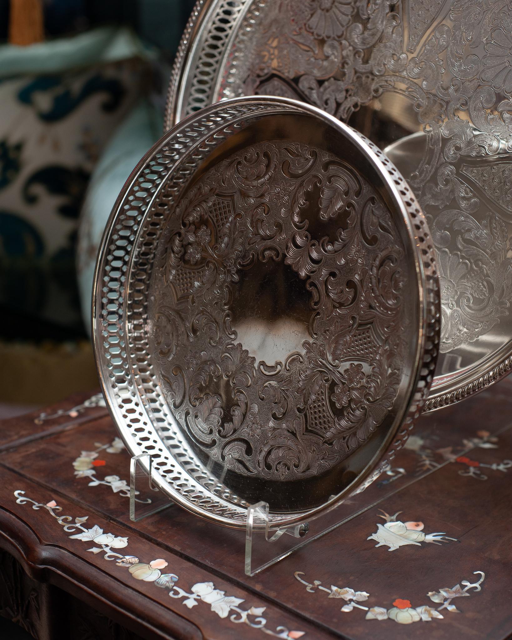 Antique Small Silver Plate Round Serving Tray with Gallery Rim In Good Condition In Toronto, ON
