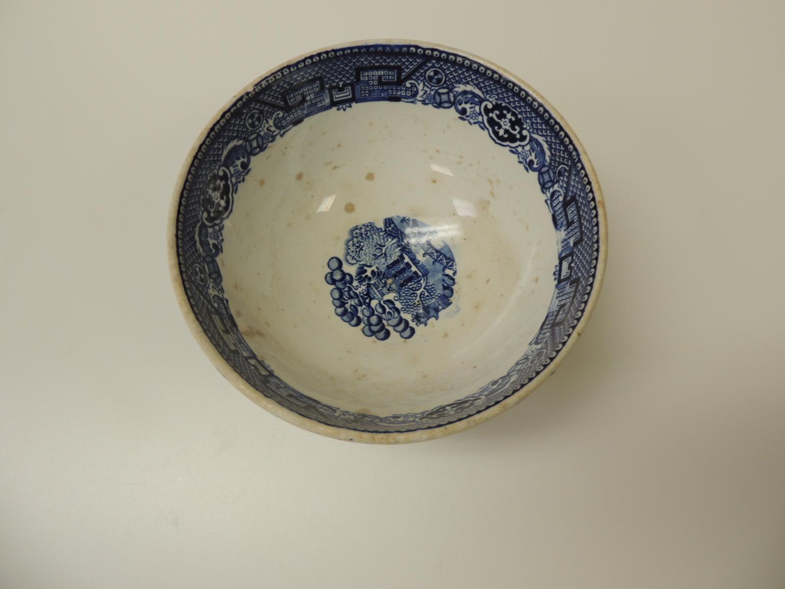 Antique small societe ceramique blue and white Willow footed bowl.
Serving bowl, circa 19th century. Blue and white willoware sauce bowl.
Holland
Size: 5.75 x 3.5.