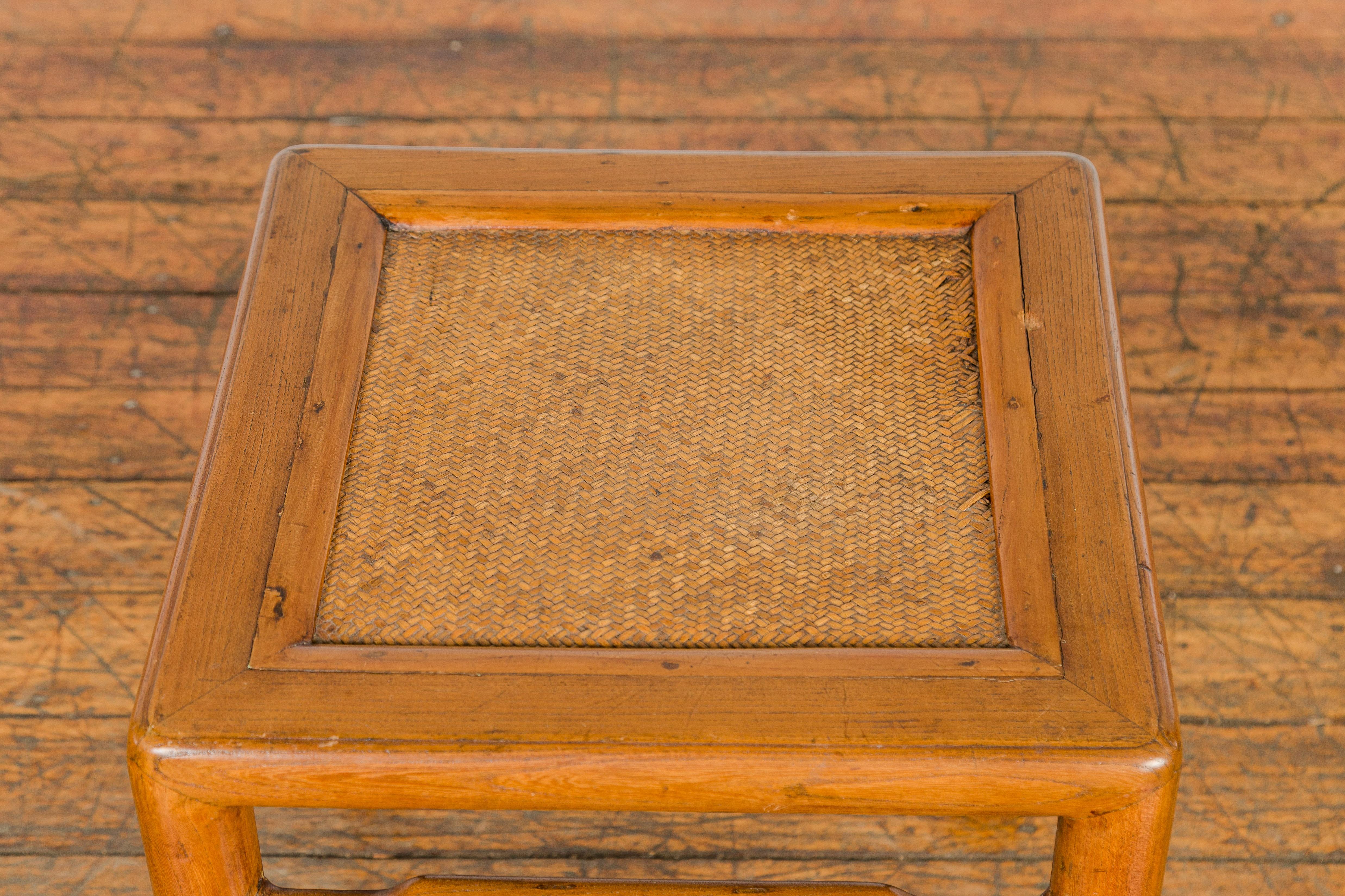 Petite table d'appoint carrée ancienne avec insert en rotin et contrepoids extensible 3