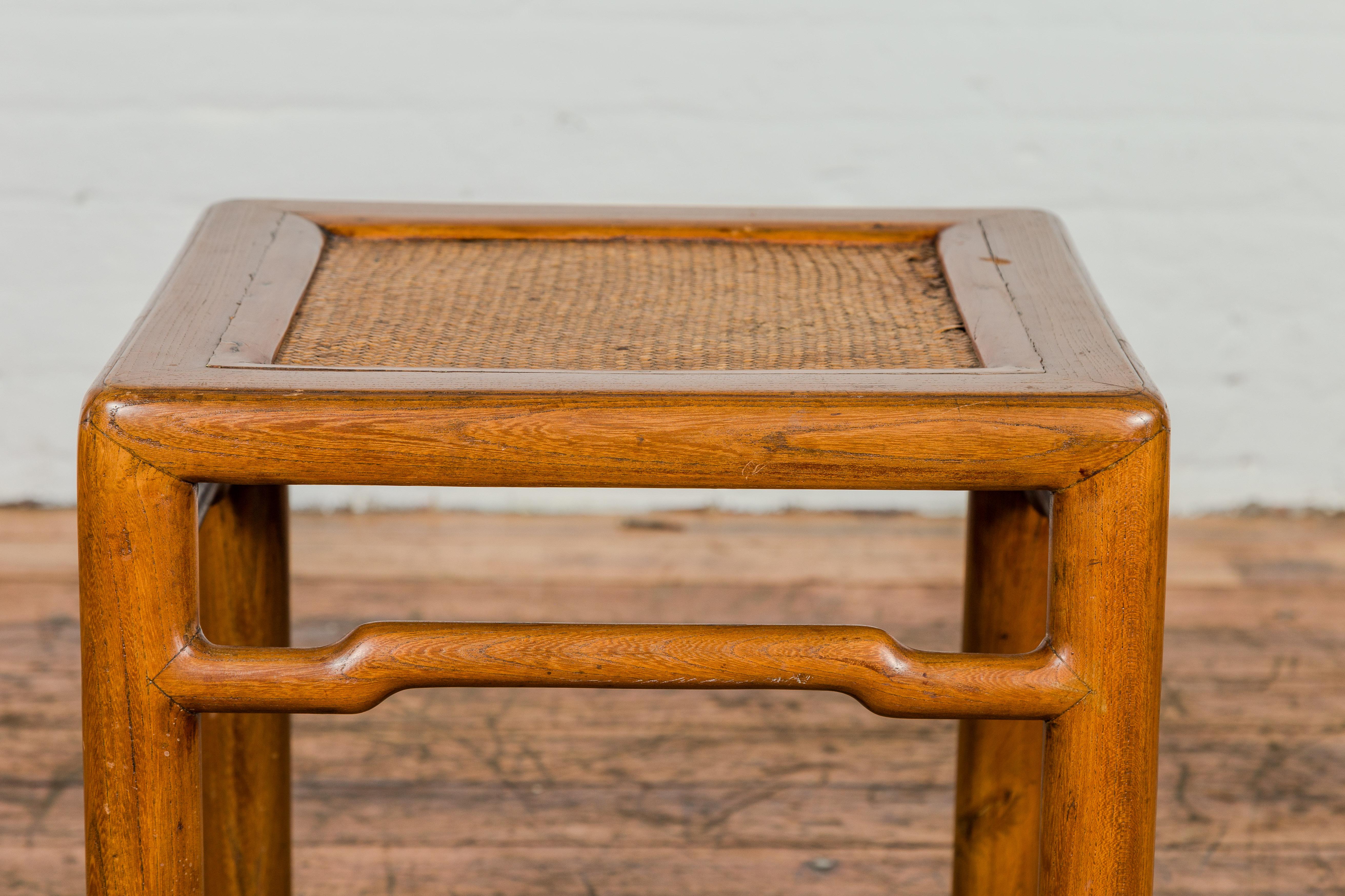 20ième siècle Petite table d'appoint carrée ancienne avec insert en rotin et contrepoids extensible