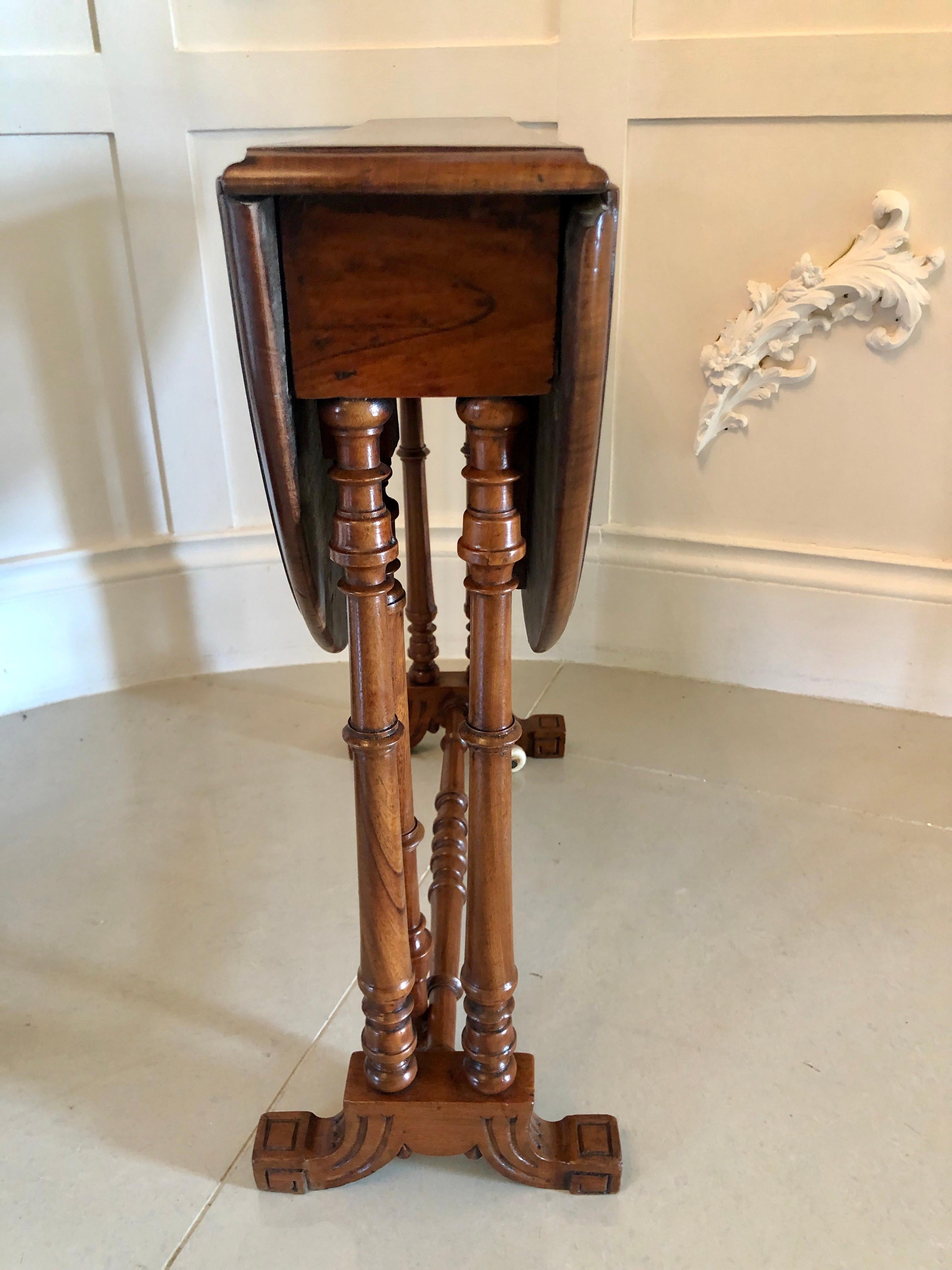 Antiker viktorianischer klappbarer Sutherland-Tisch aus Nussbaumholz im Angebot 3