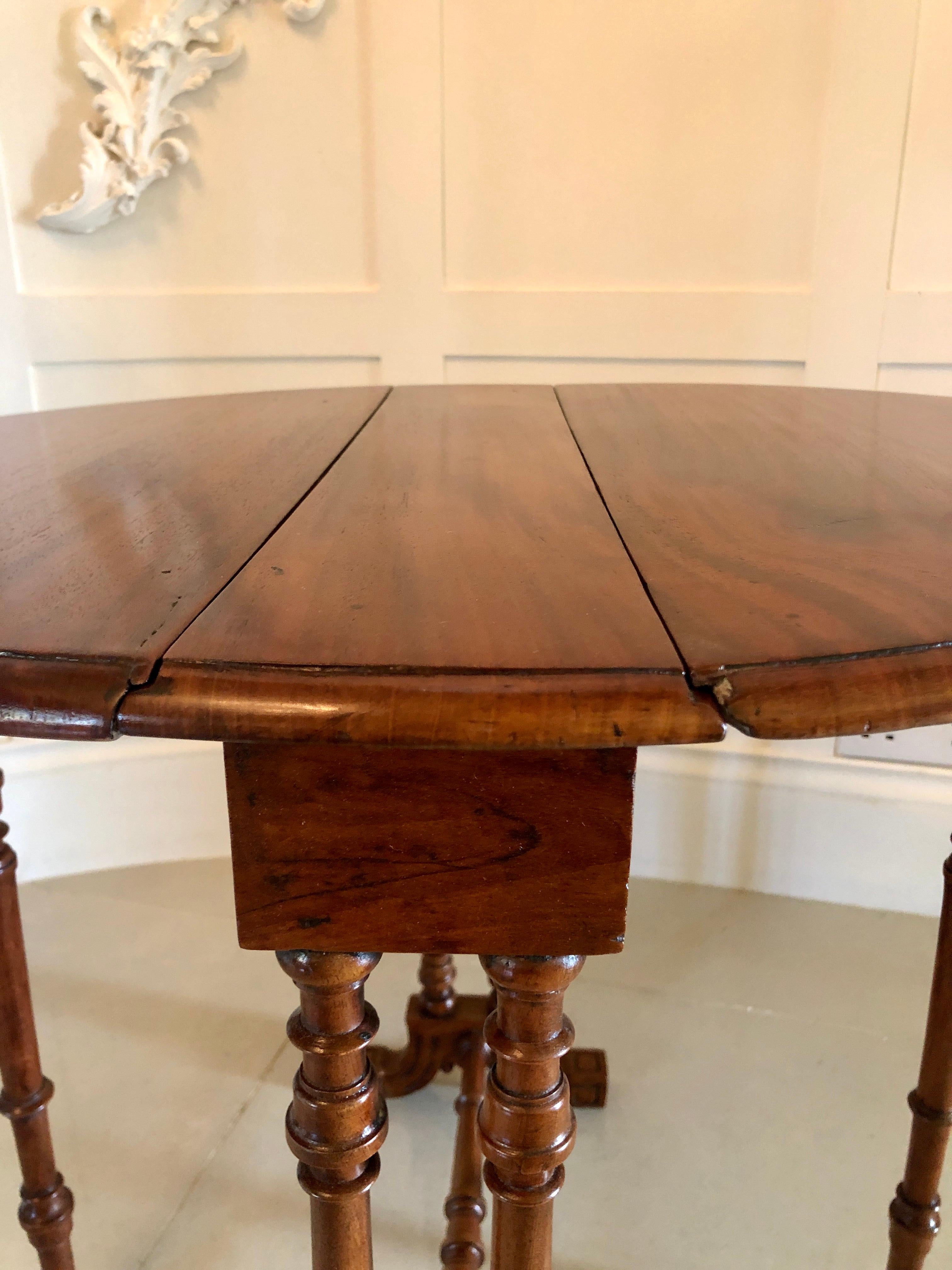 Antiker viktorianischer klappbarer Sutherland-Tisch aus Nussbaumholz (Englisch) im Angebot