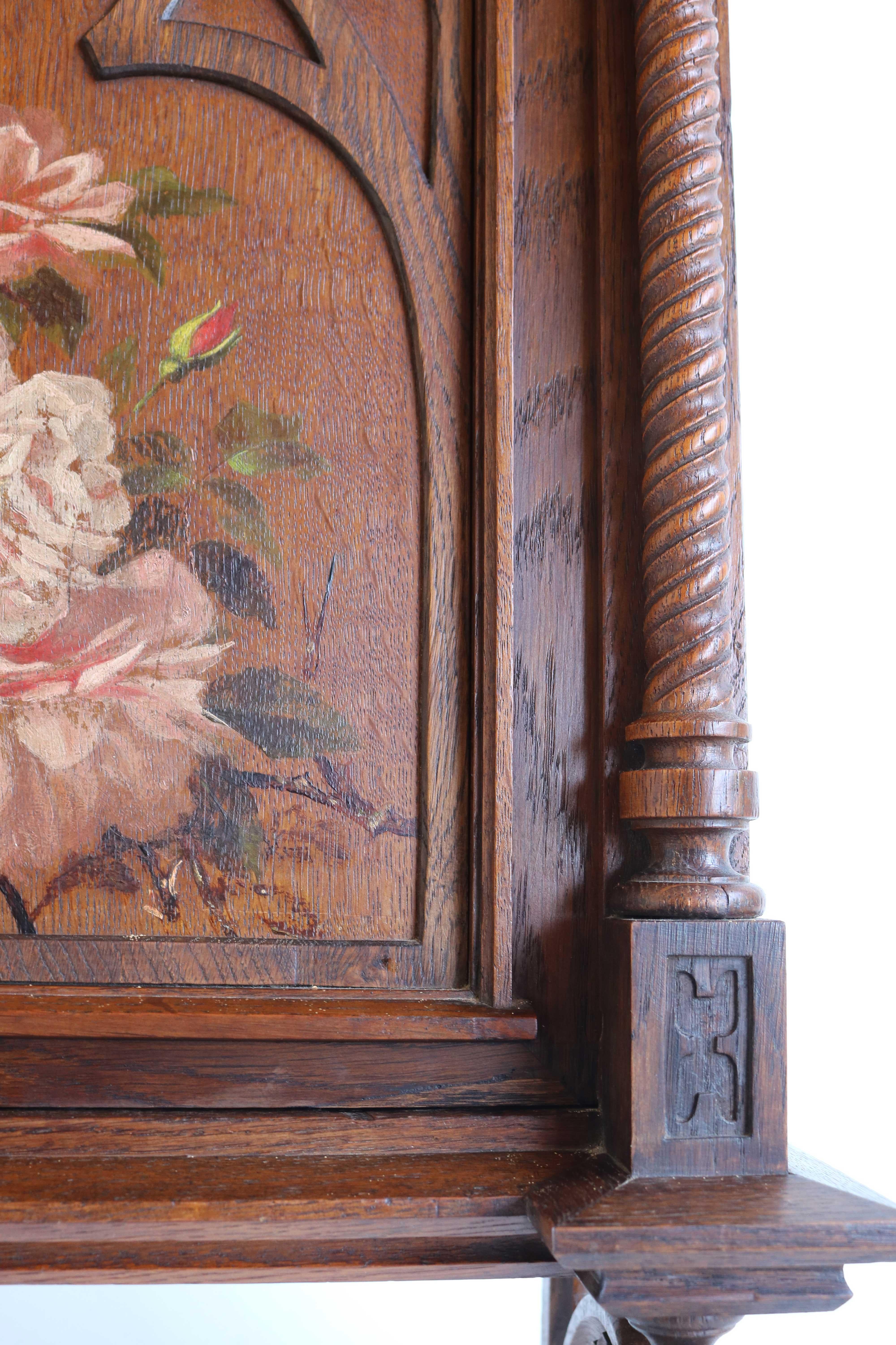 Petit meuble de rangement mural ancien de style néo-gothique en chêne sculpté à la main et peint en torsion en vente 5