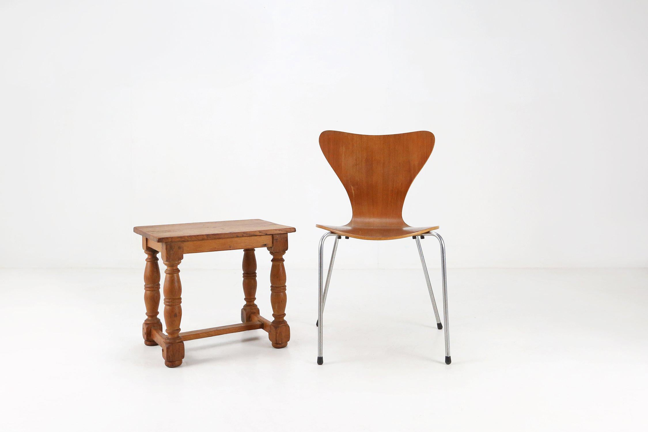 Pequeña mesa auxiliar antigua de madera de roble macizo, Bélgica años 1850 2