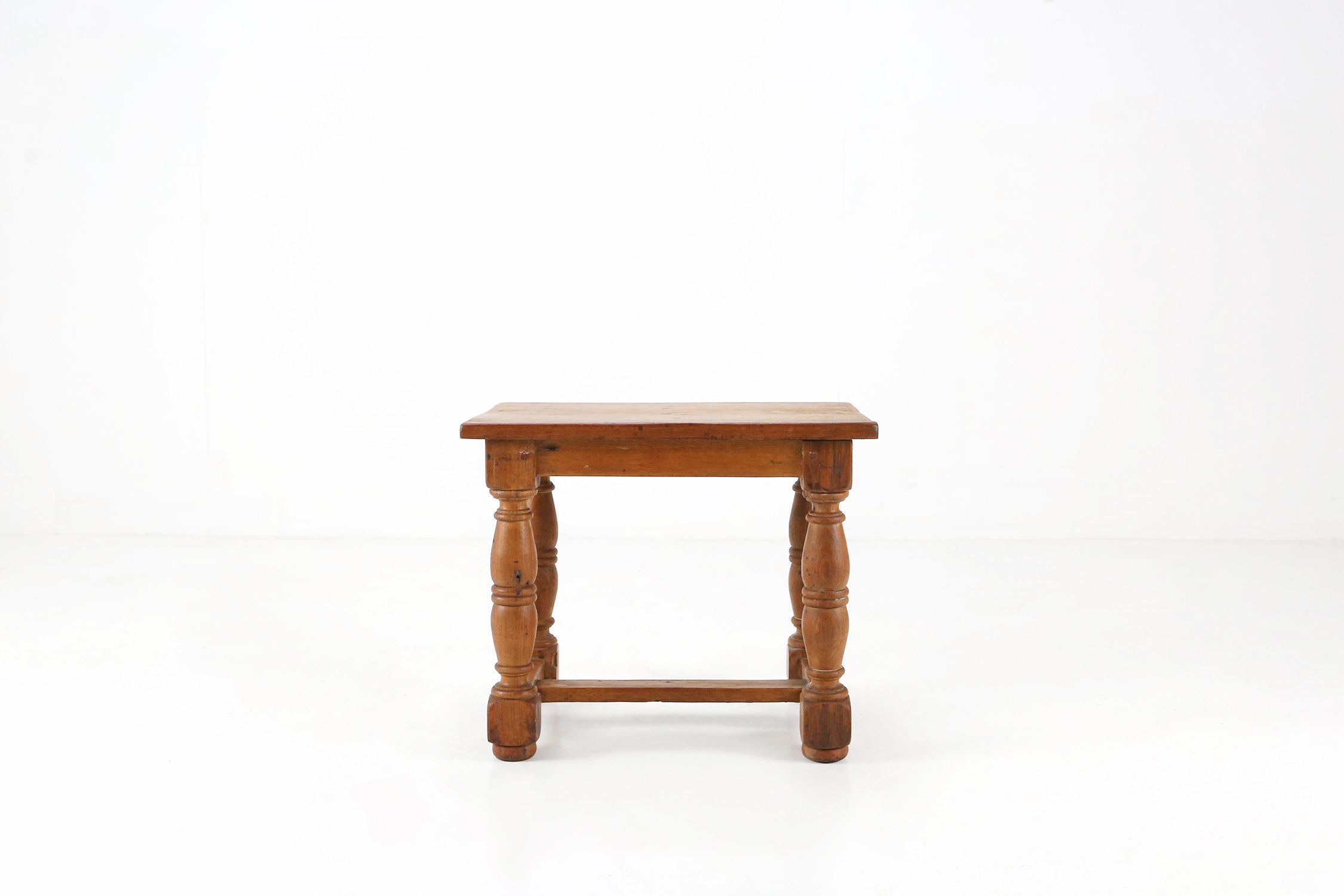 Pequeña mesa auxiliar antigua de madera de roble macizo, Bélgica años 1850 Rústico