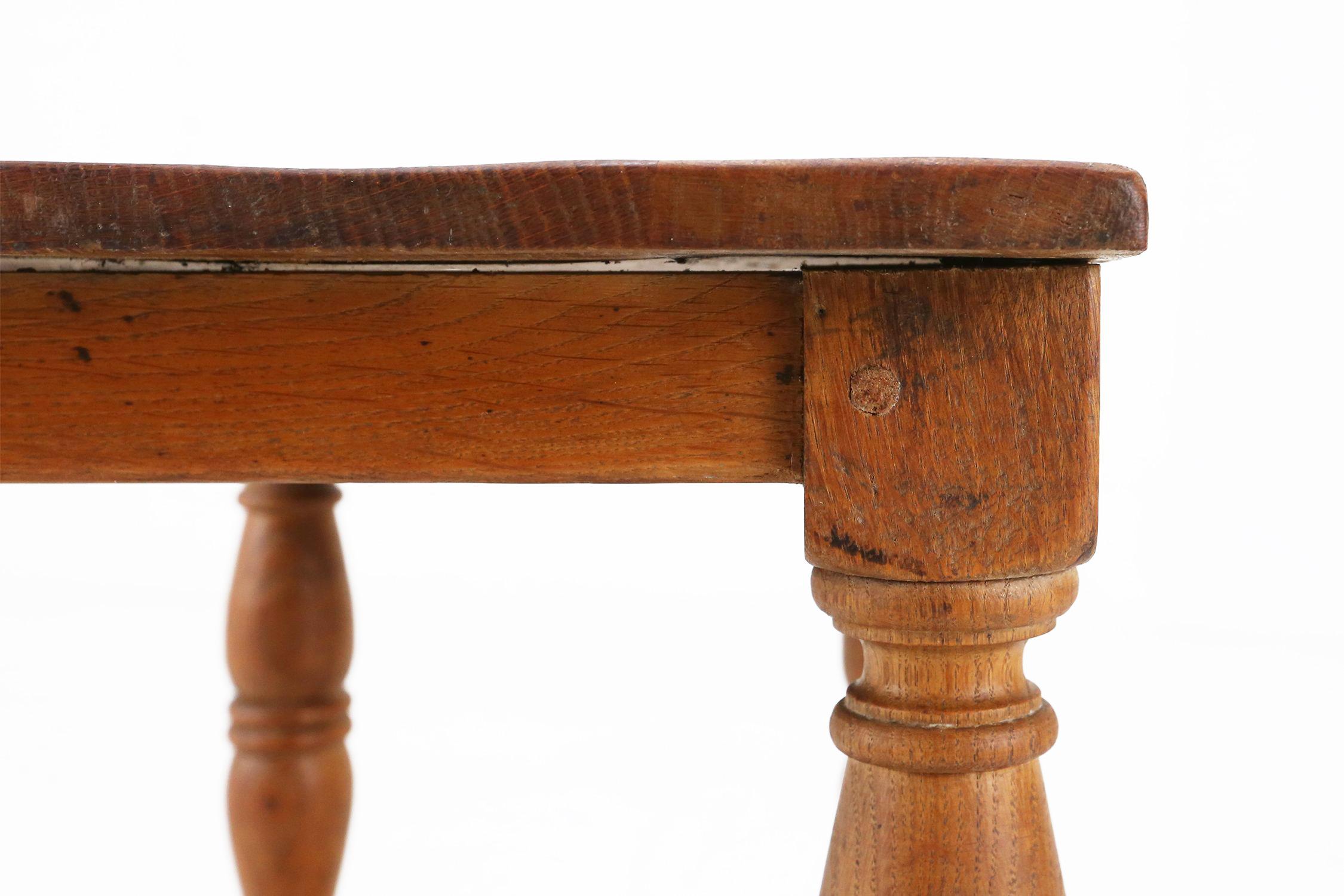 Pequeña mesa auxiliar antigua de madera de roble macizo, Bélgica años 1850 Belga