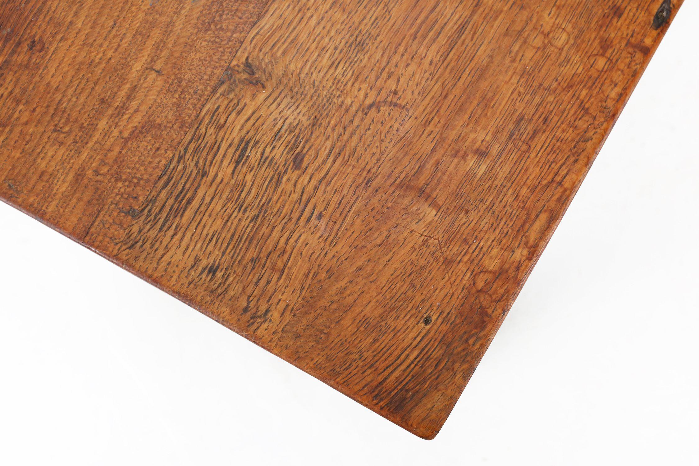 Pequeña mesa auxiliar antigua de madera de roble macizo, Bélgica años 1850 Tallado a mano