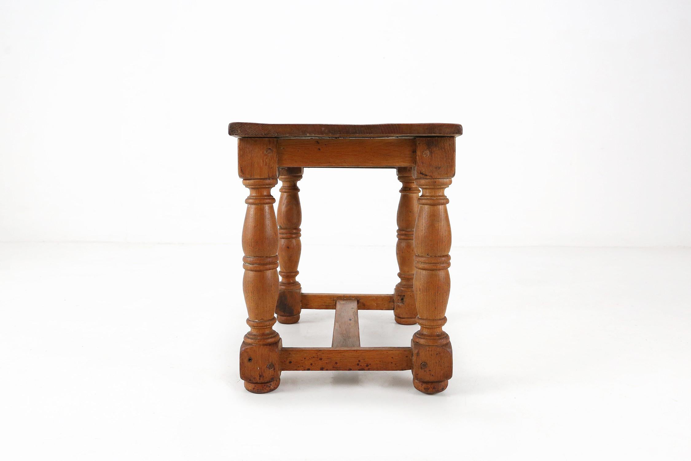 Pequeña mesa auxiliar antigua de madera de roble macizo, Bélgica años 1850 en Bueno Estado en Meulebeke, BE