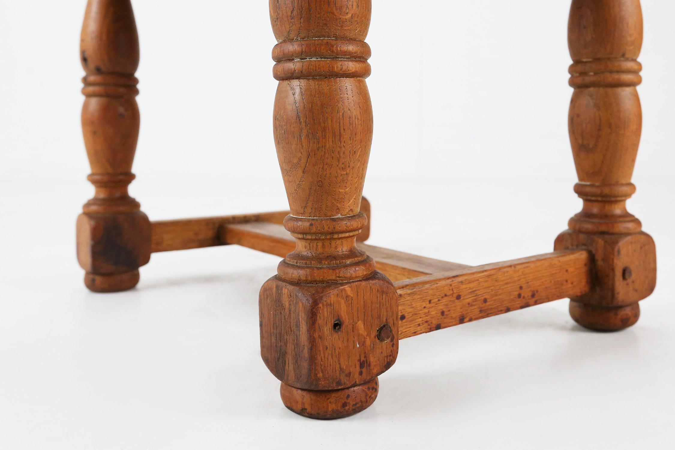 Pequeña mesa auxiliar antigua de madera de roble macizo, Bélgica años 1850 siglo XIX