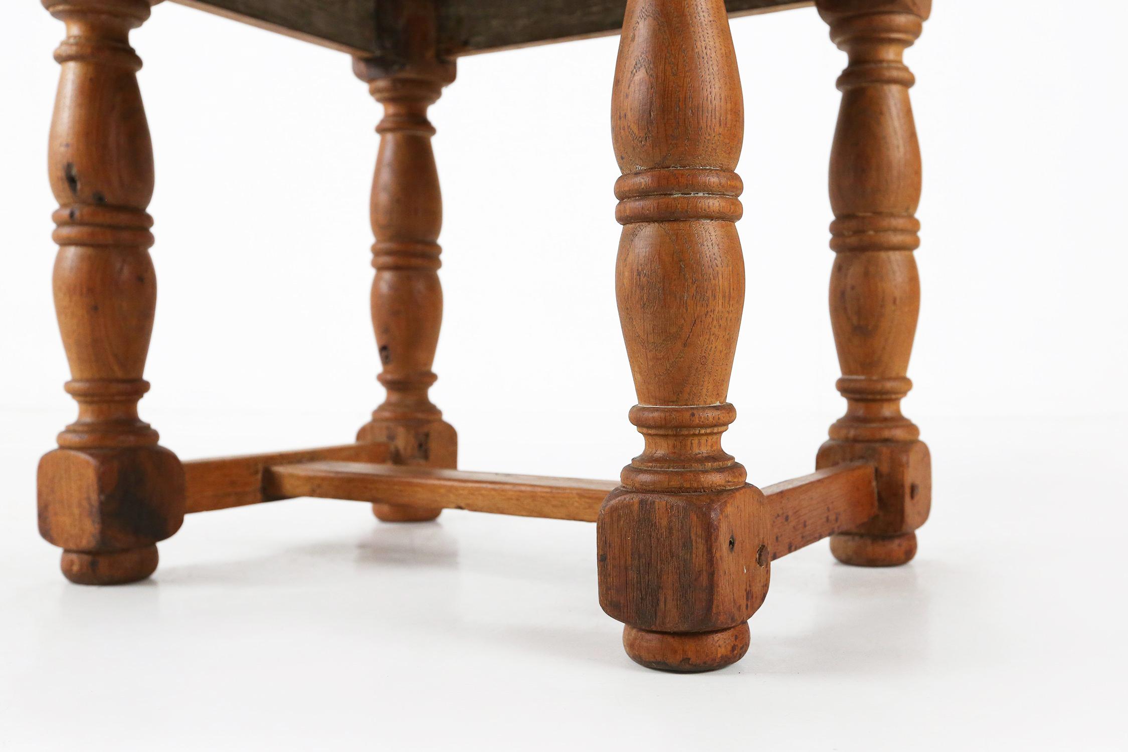 Pequeña mesa auxiliar antigua de madera de roble macizo, Bélgica años 1850 Roble