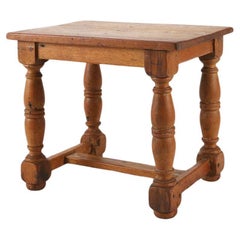 Pequeña mesa auxiliar antigua de madera de roble macizo, Bélgica años 1850