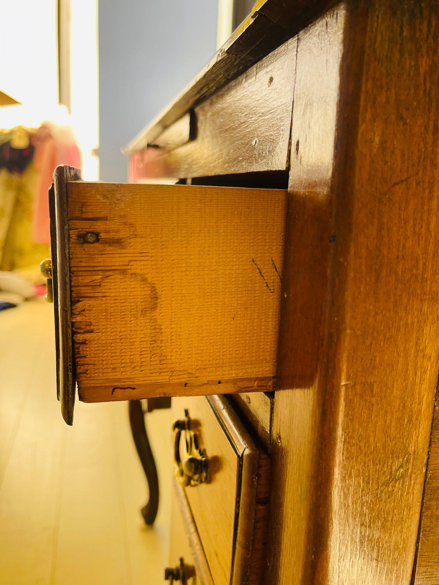 Antiker kleiner Schreibtisch auf Cabriole-Beinen im Zustand „Gut“ im Angebot in Sheridan, CO