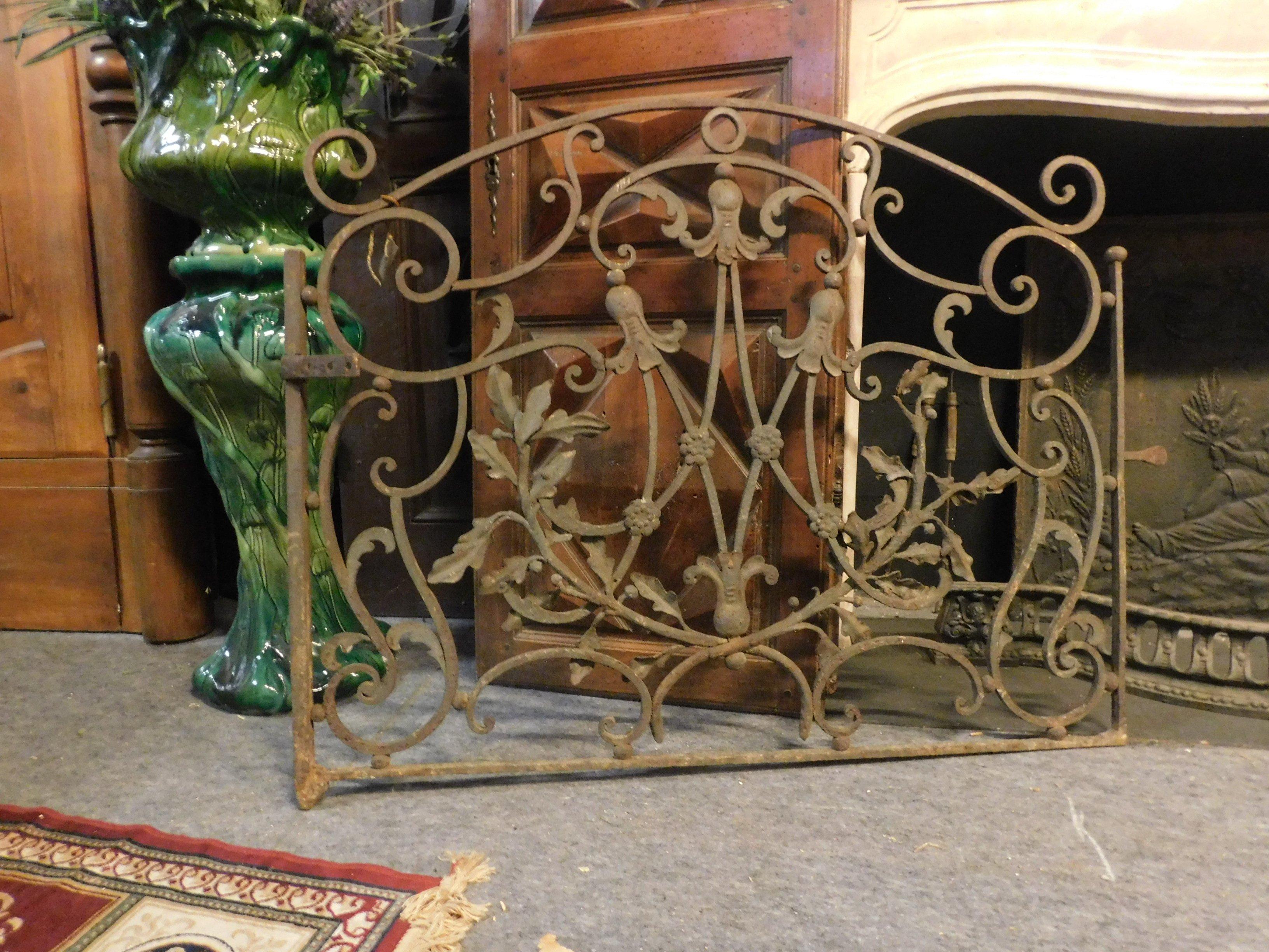 Ancient small door in wrought iron, with floral decorations and vaults, coming from an 18th century building in Italy.
Ideal as a small gate, for a niche or an elegant outdoor fence, in a refined garden.
Measure cm W 113 x H 91.