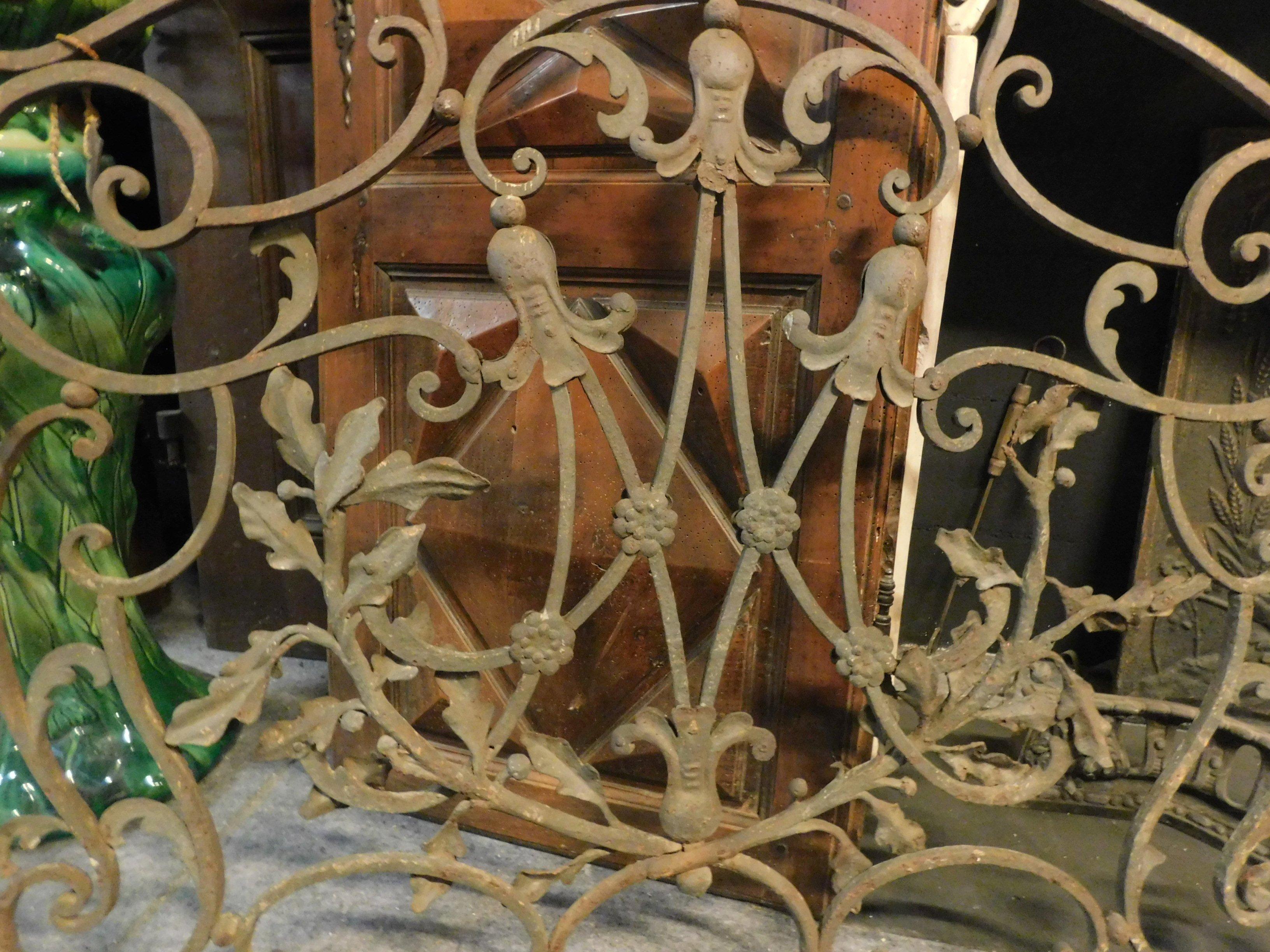 Antique Small Wrought Iron Door, 18th Century, Italy In Good Condition In Cuneo, Italy (CN)