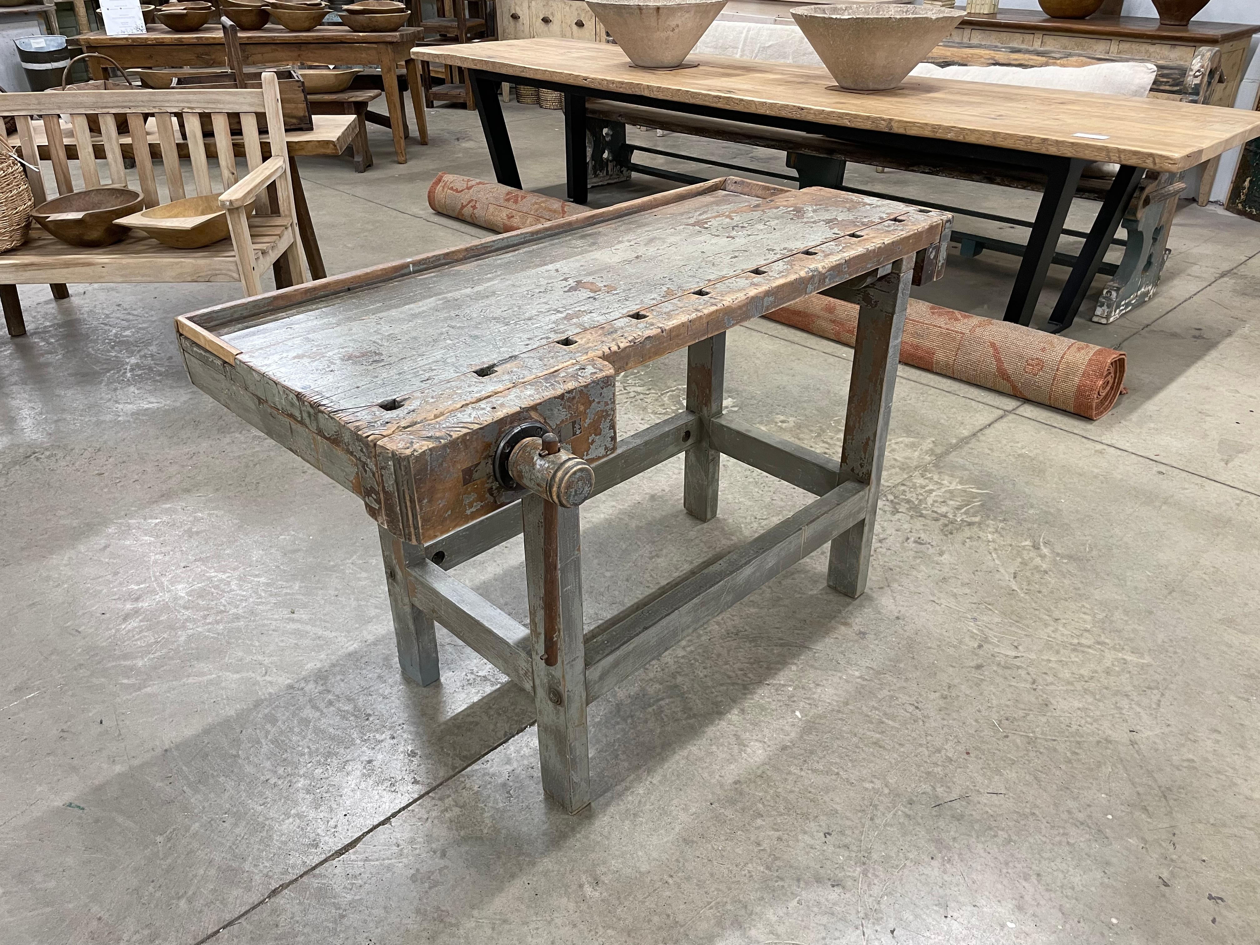 ¿Puede existir un banco de trabajo bonito? Creo que sí.

Precioso banco de trabajo antiguo francés de pequeñas dimensiones, con hermosos restos de pintura azul descolorida. Conserva sus 2 tornillos de banco de madera originales,

Este mueble