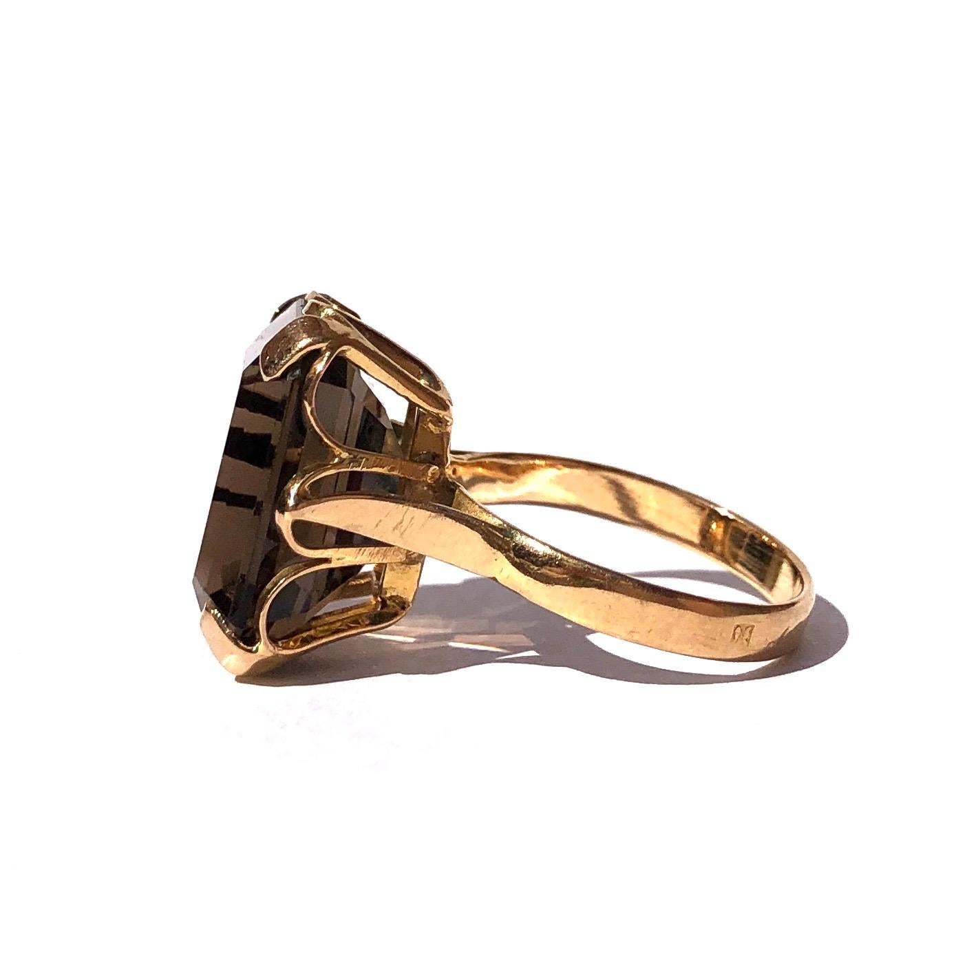 This wonderful scalloped gallery holds a deep smokey quartz up high. The ring is modelled in 18carat gold and the stone is held with a simple claw setting. 

Ring Size: K 1/2 or 5 1/2
Stone Dimensions: 12x16mm 
Height Off Finger: 10mm 

Weight: 5.17g