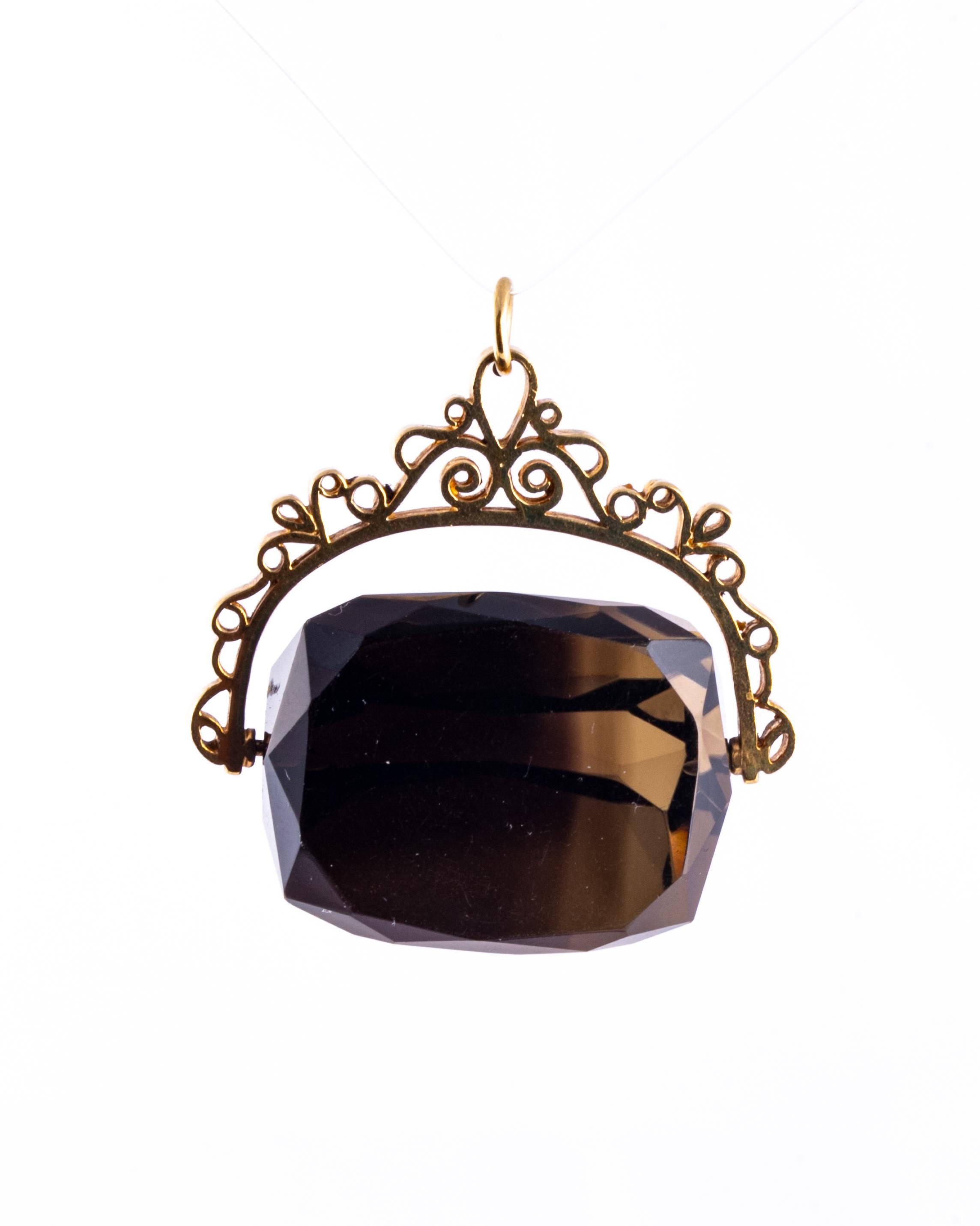 This giant swivel fob holds a smokey quartz stone and the frame and loop is modelled out of 9ct gold and has stunning moulded detail and a grand moulded loop. 

Stone Width: 30mm
Height including Loop: 40mm

Weight: 23.93g 