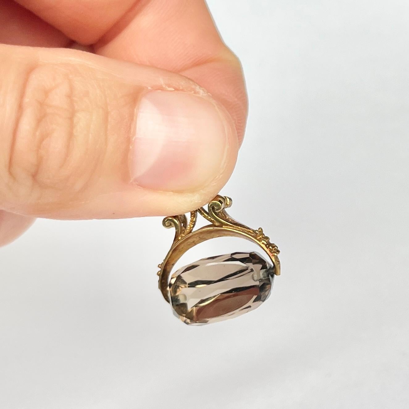 This mini swivel fob holds a smokey quartz stone and the frame is modelled out of 9ct gold and has stunning moulded detail and a grand moulded loop. 

Stone Width: 15mm
Height including Loop: 20mm

Weight: 2.6g 