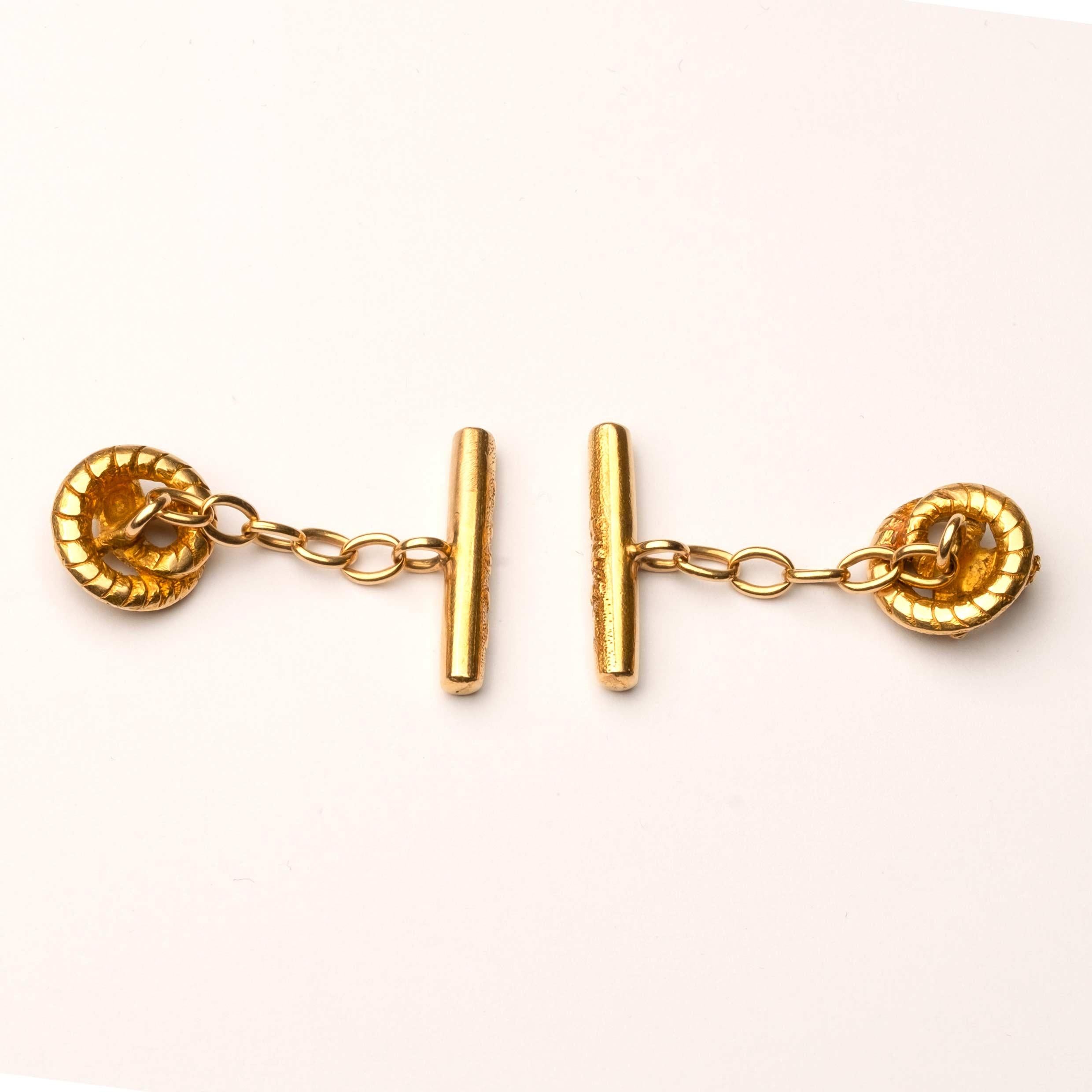Finely hand carved cufflinks depicting a snake made in 18 carat gold, from the beginning of the 1900s.

Highlights
- Hand made 18ct gold
- Early 1900s

Measurements
- Diameter: 1.2 cm
- Weight: 10.2 gr