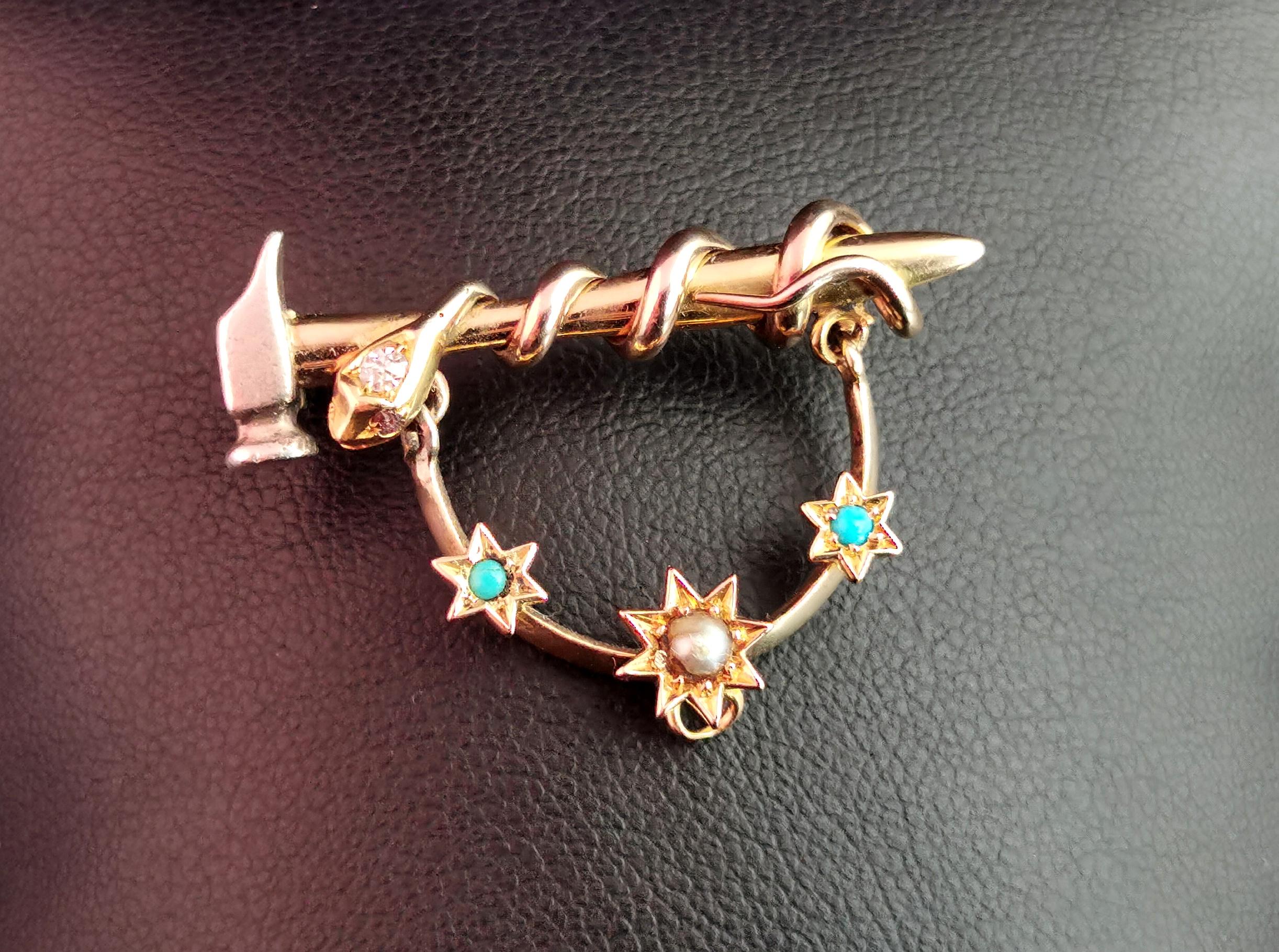 Precioso y raro broche antiguo de serpiente y martillo.

El diseño victoriano en su máxima expresión, este broche incorpora tantos materiales bellos y tanto simbolismo en una pieza pequeña pero poderosa.

Presenta una serpiente enroscada alrededor