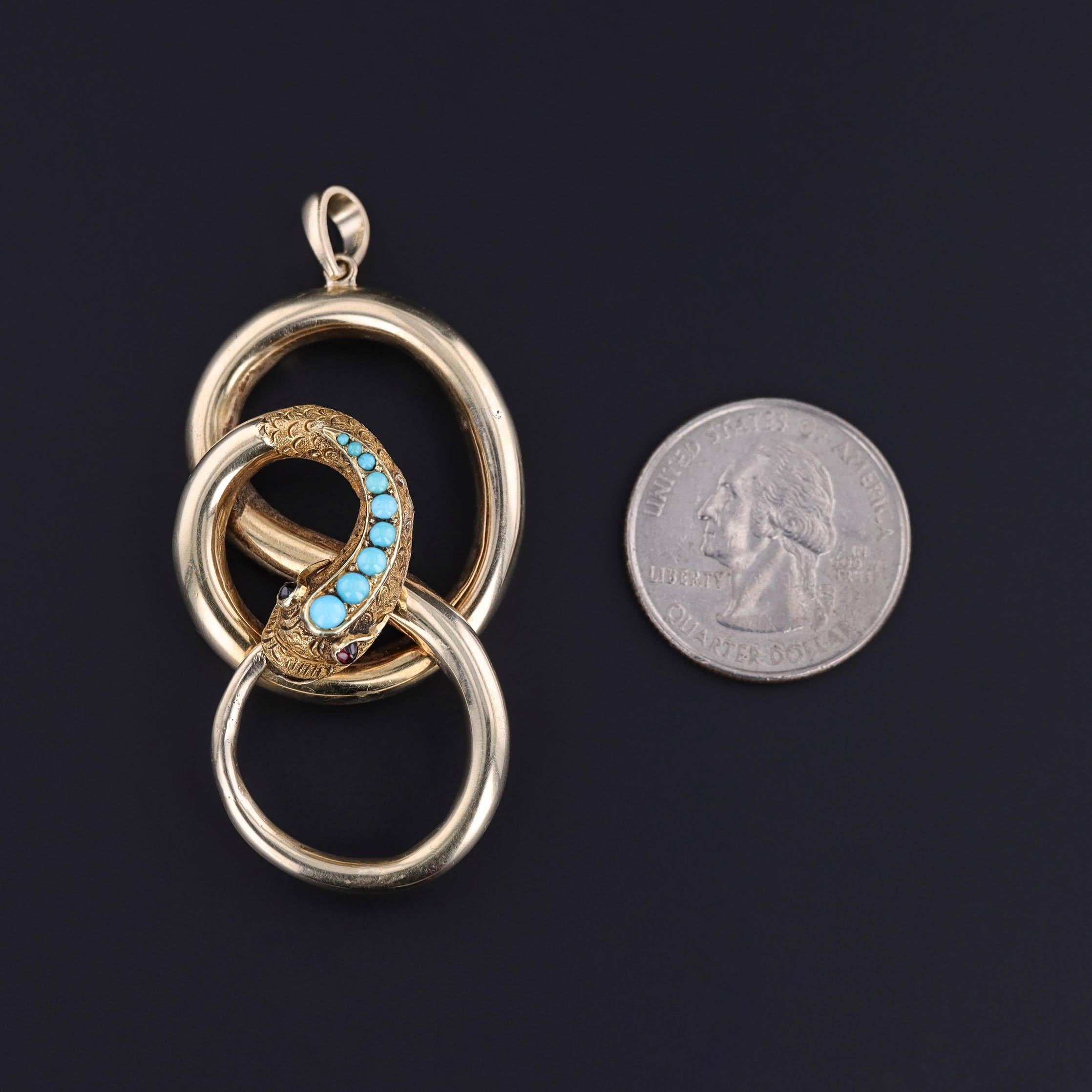 Pendentif ancien représentant un serpent en or 10k avec des cabochons de turquoise et des yeux en verre rouge.

La pièce mesure 2,4 pouces du haut de la bague à la base, 1,1 pouce de large et pèse 9,53 grammes. Il est en bon état, avec quelques