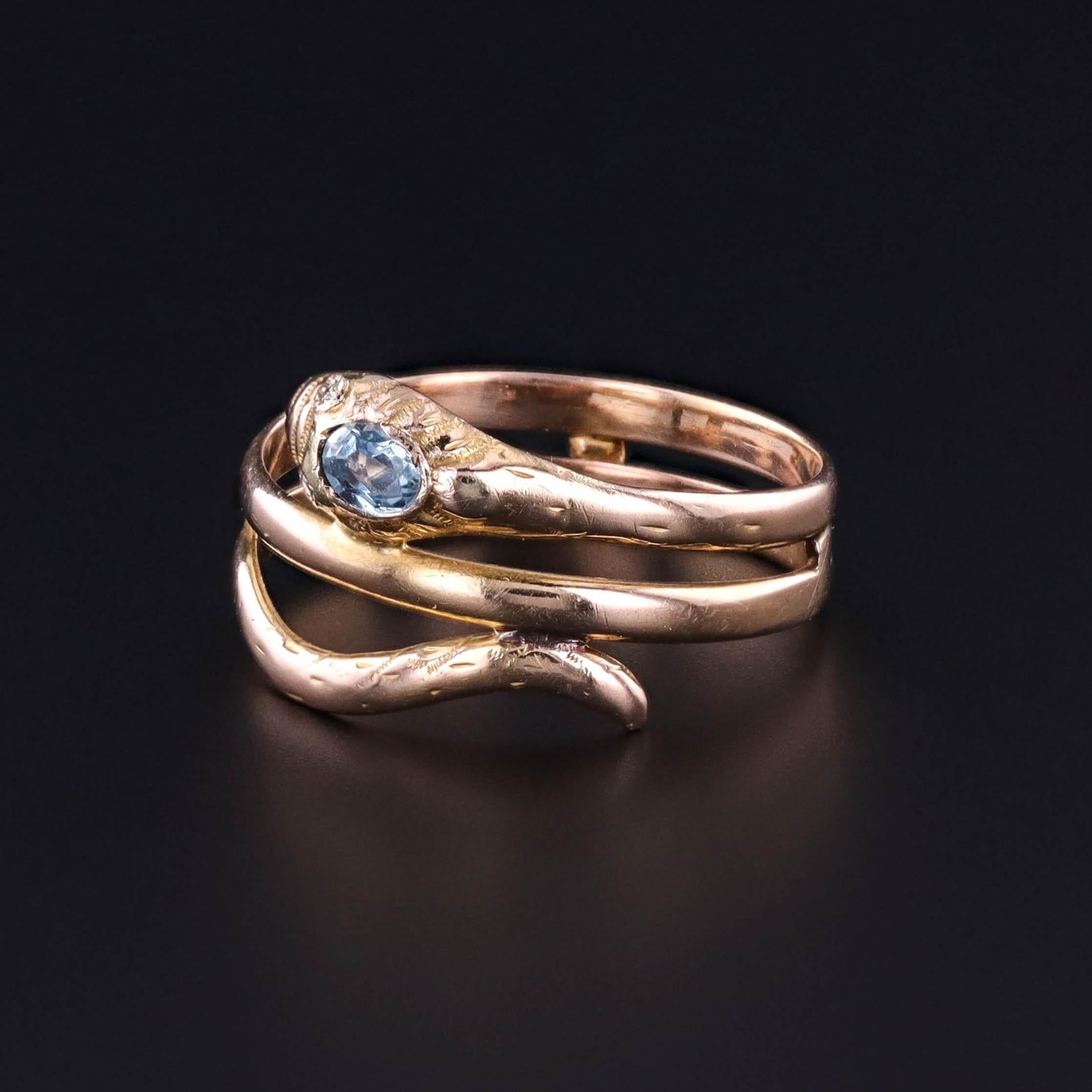Simbolo senza tempo di eternità, saggezza e rinascita, questo affascinante anello a forma di serpente risale all'inizio del XX secolo (circa 1900). Sapientemente realizzato in oro 18 carati, il serpente arrotolato si avvolge con grazia intorno al