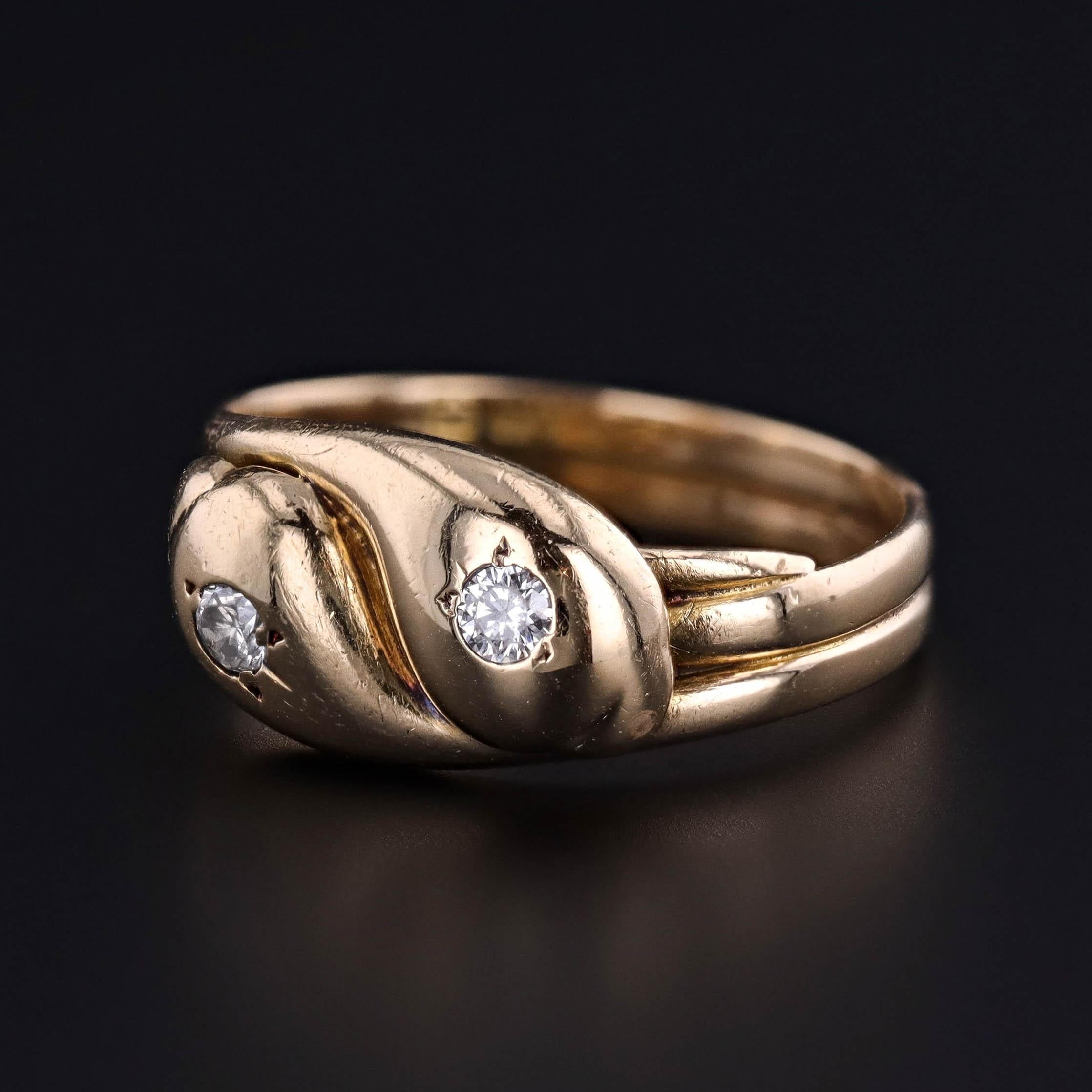 Evocativo e simbolico, questo antico anello (punzonato a Chester, in Inghilterra, nel 1870) presenta due serpenti intrecciati scolpiti in oro 18 carati, ognuno dei quali è coronato da uno scintillante diamante tondo brillante sulla testa. I serpenti
