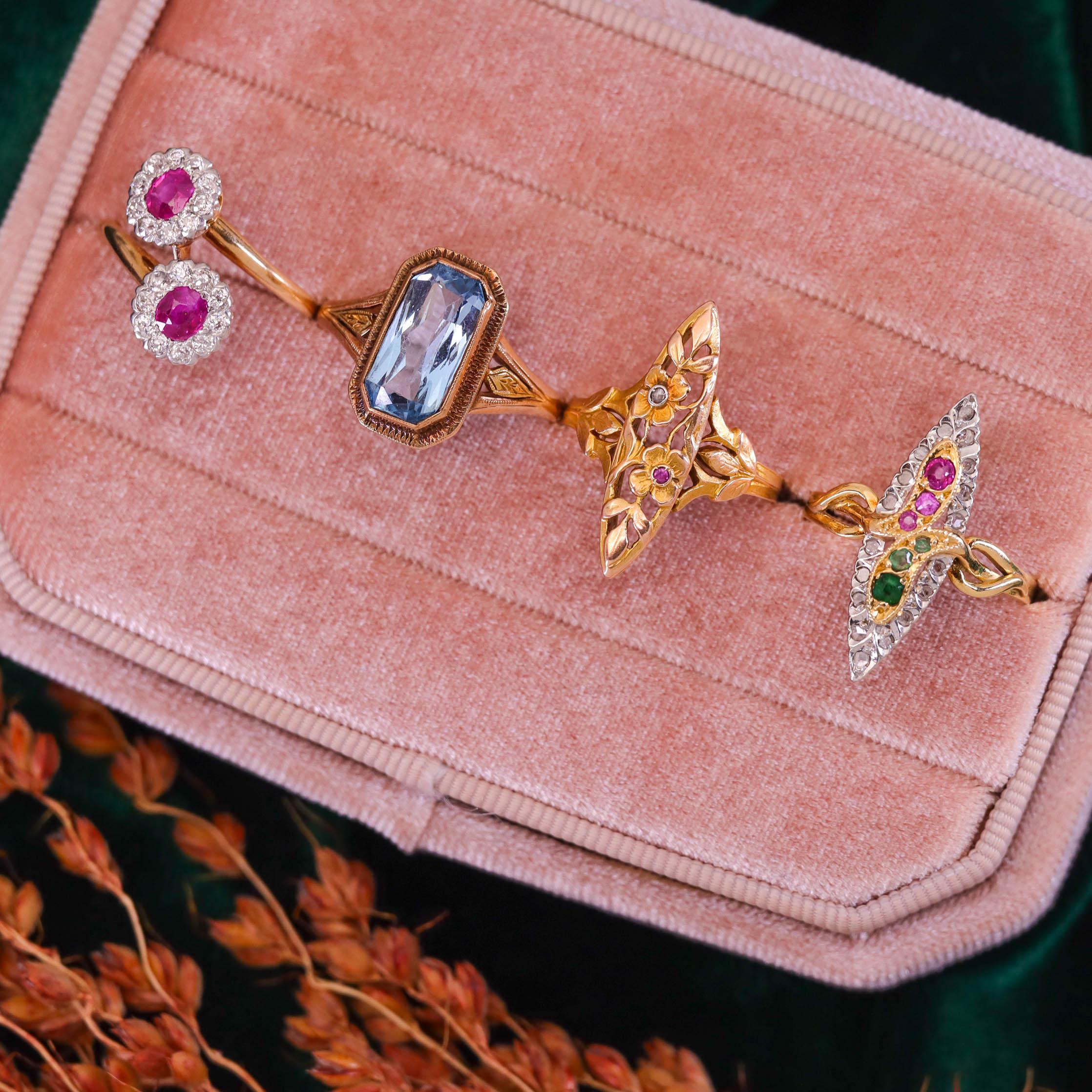 Antiker Schlangenring aus Rubin, Smaragd und Diamant in 18k Gold im Angebot 1