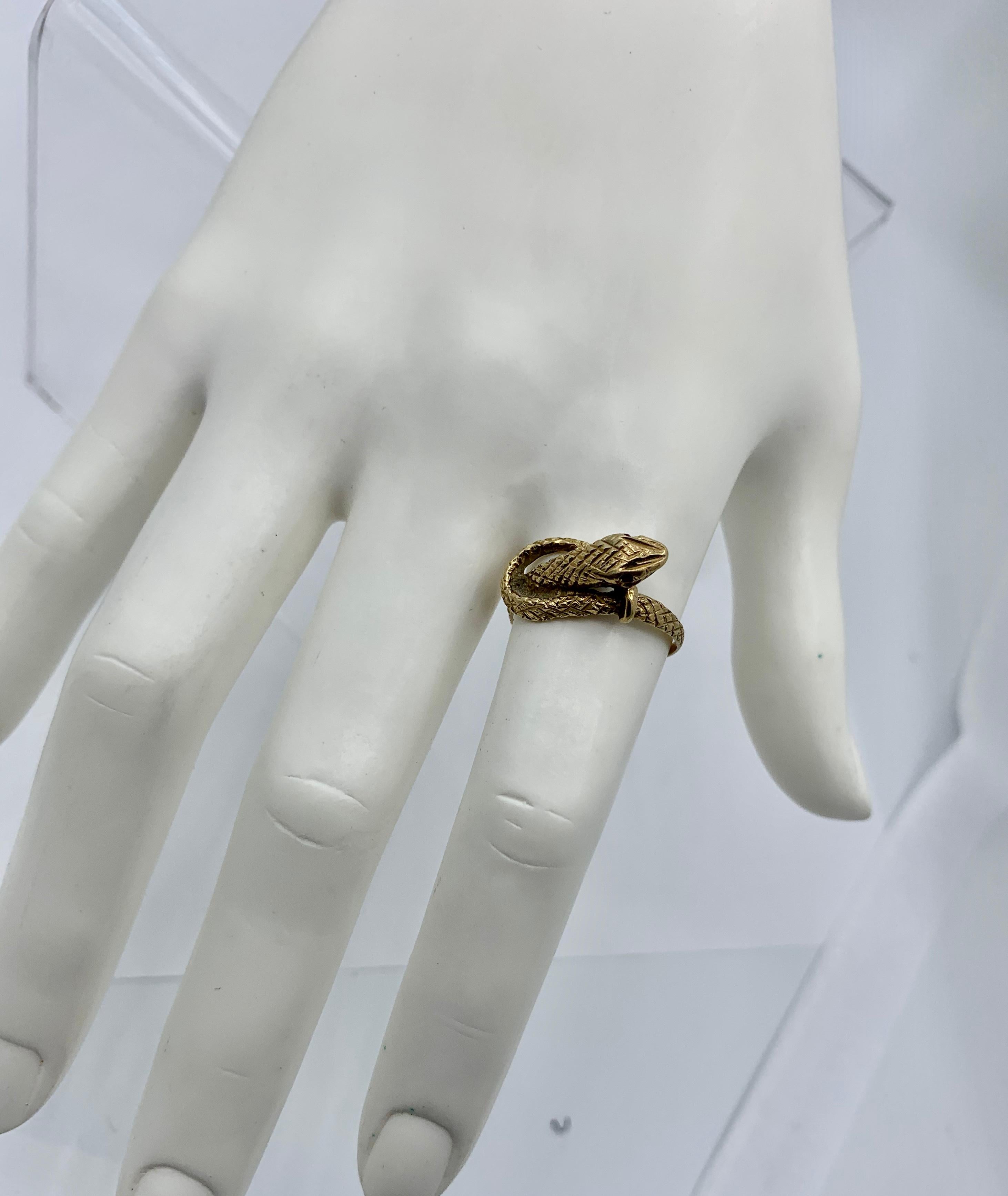 Bague serpent ancienne en or tridimensionnel avec yeux de rubis et rubis Unisexe en vente