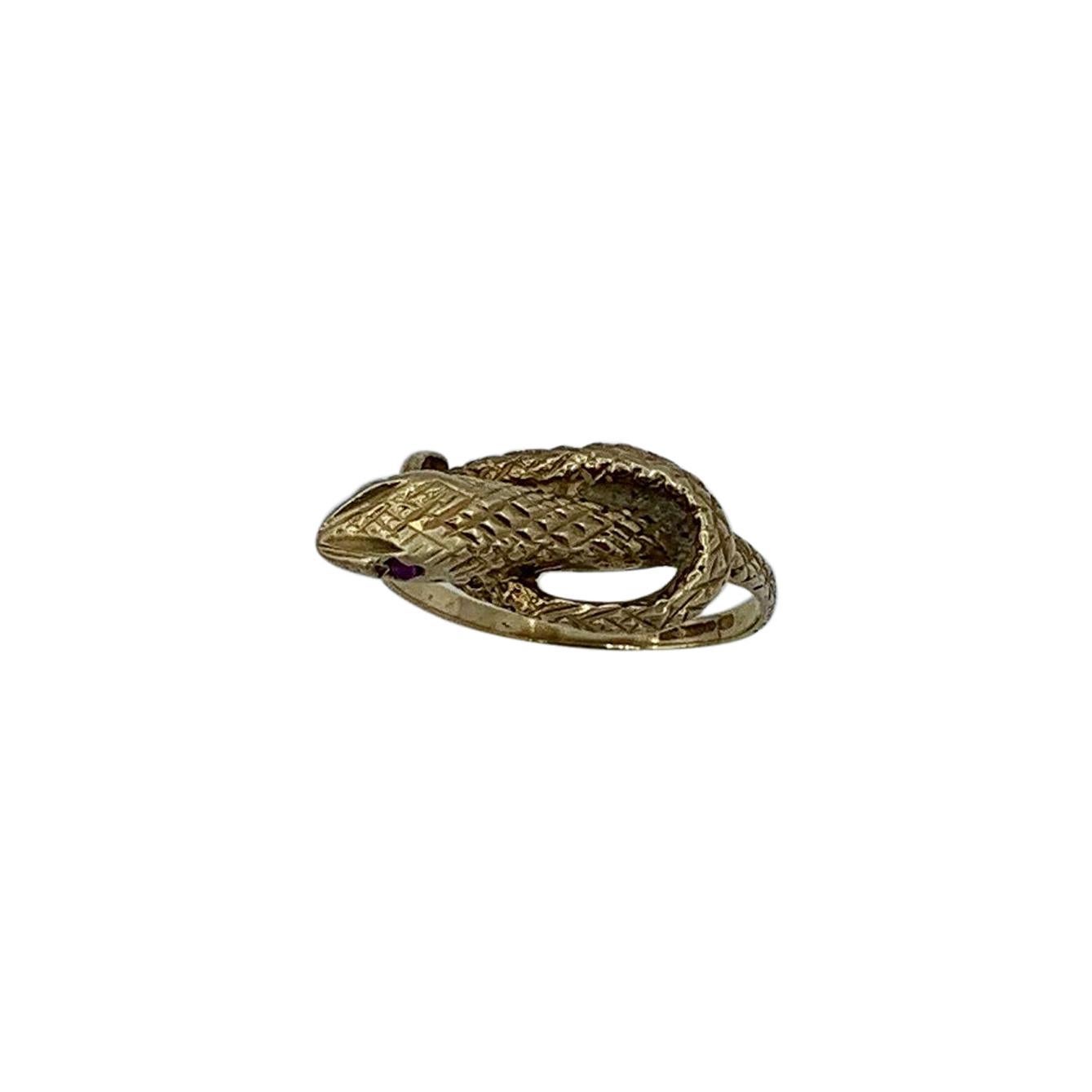 Bague serpent ancienne en or tridimensionnel avec yeux de rubis et rubis en vente