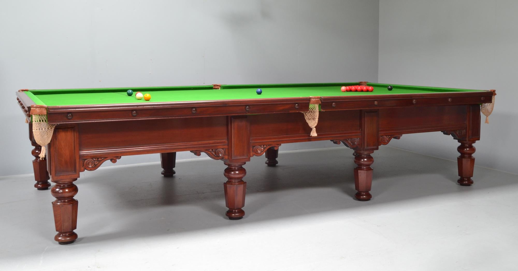 Anglais Table de billard ou table de piscine ancienne en acajou en stock en vente