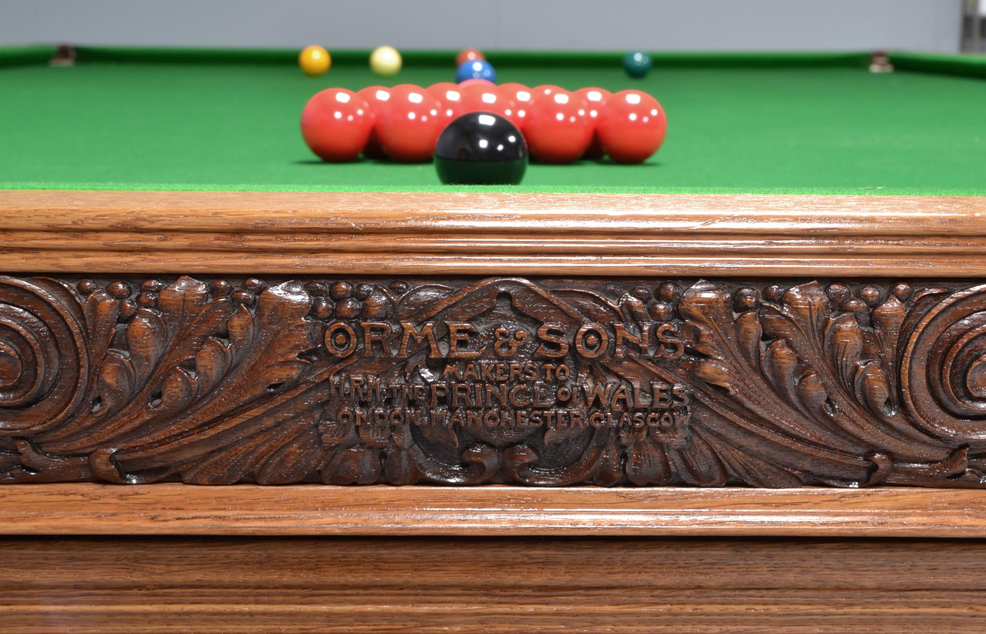 Eine wunderbare Ausstellung Qualität Englisch Billard oder Snooker Tisch von Orme und Söhne von Manchester und London.

Wahrscheinlich der beste Billardtisch auf dem Markt, hervorragende Qualität mit großer Präsenz!

Hergestellt aus massiver Eiche