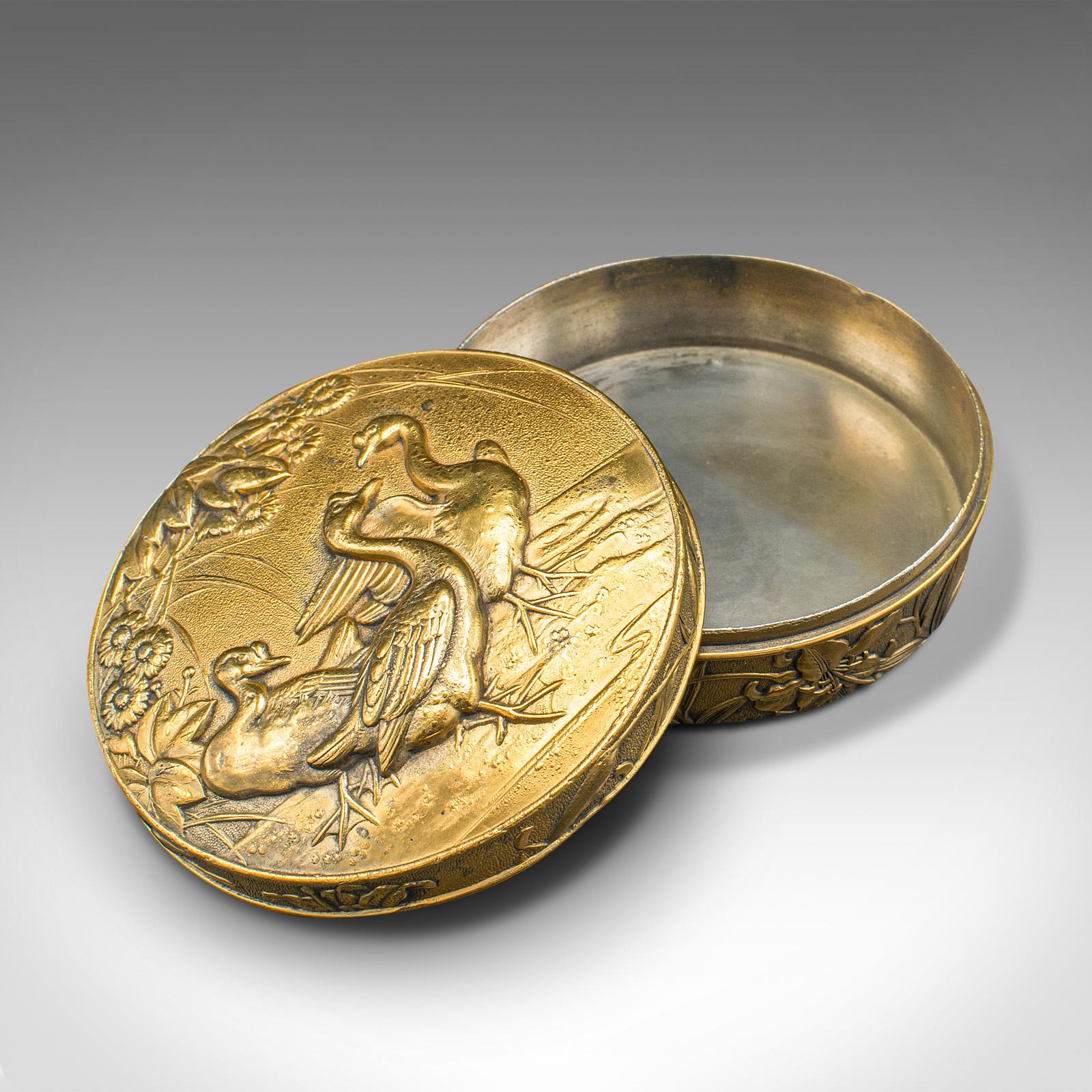 Il s'agit d'une tabatière ancienne. Boîte anglaise à couvercle en métal doré avec décor en relief, datant de la période victorienne, vers 1880.

Fascinante boîte de conserve décorative avec de superbes couleurs
Présentant une patine d'ancienneté