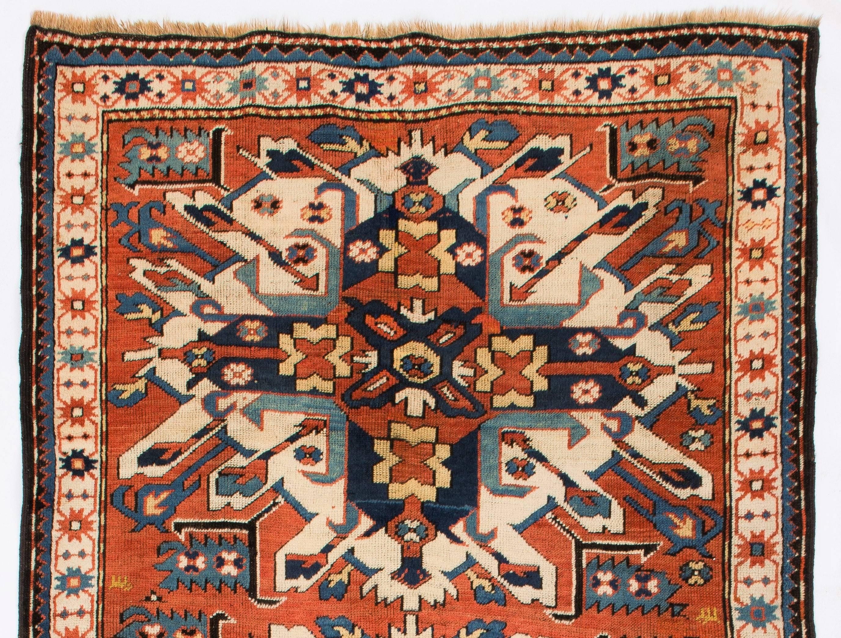 Ein antiker kaukasischer Teppich aus dem Dorf Chelaberd in Süd-Karabagh. Diese sehr beliebten so genannten Sunburst- oder Eagle-Kazak-Design-Teppiche gehören zu den begehrtesten Sammlerstücken unter allen antiken kaukasischen Textilkunstwerken.