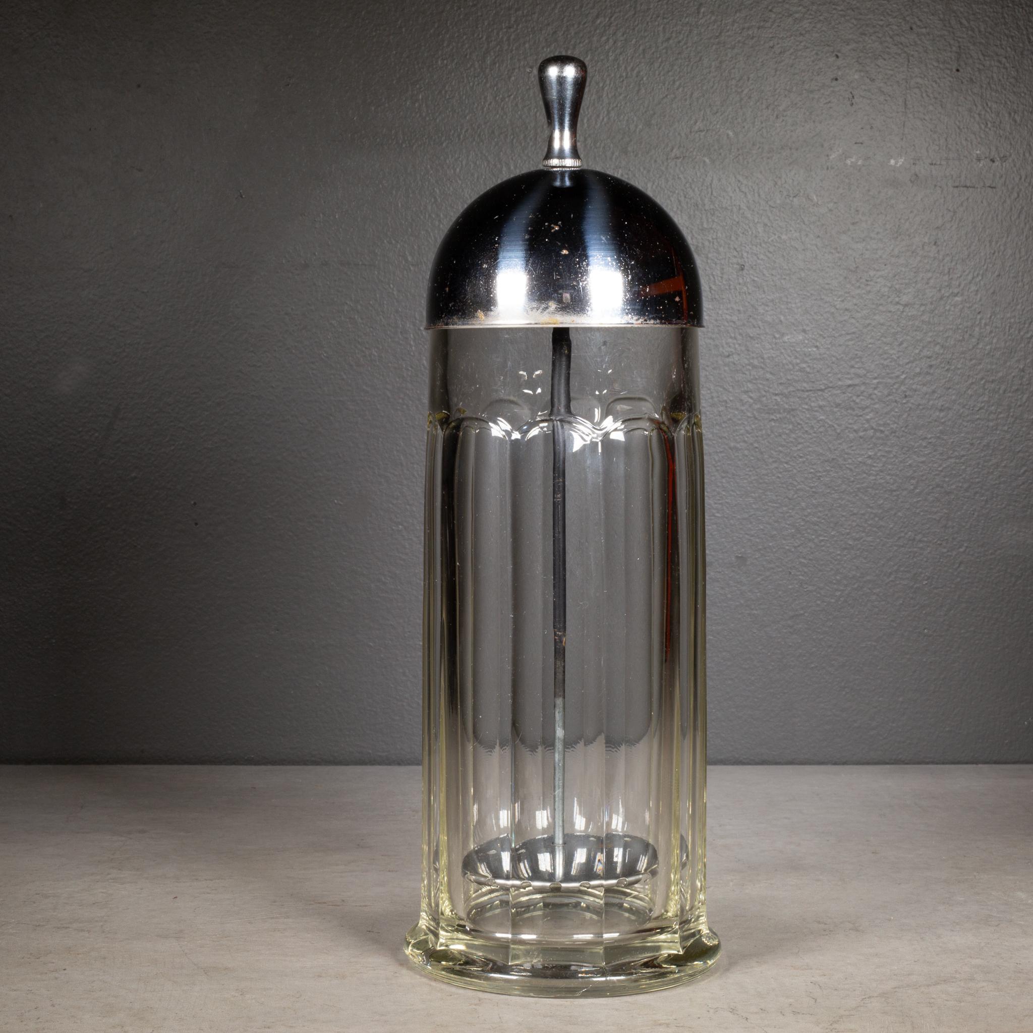 ÜBER

Ein originaler Strohhalmhalter aus dickem Glas mit verchromtem Aufsatz für einen Sodabrunnen. 

    SCHÖPFER Unbekannt. 
    HERSTELLUNGSDATUM ca. 1930-1950.
    MATERIALIEN UND TECHNIKEN Chrom, Glas.
    ZUSTAND Gut. Alters- und