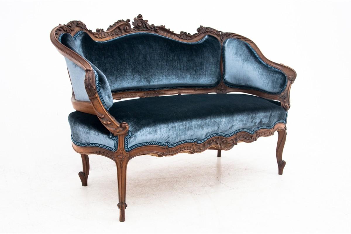 Canapé de style Louis Philippe, fabriqué en France vers 1890. Le canapé a fait l'objet d'une rénovation professionnelle dans notre atelier. L'assise et le dossier du meuble ont été recouverts d'un nouveau tissu de couleur bleu velours. Les cadres